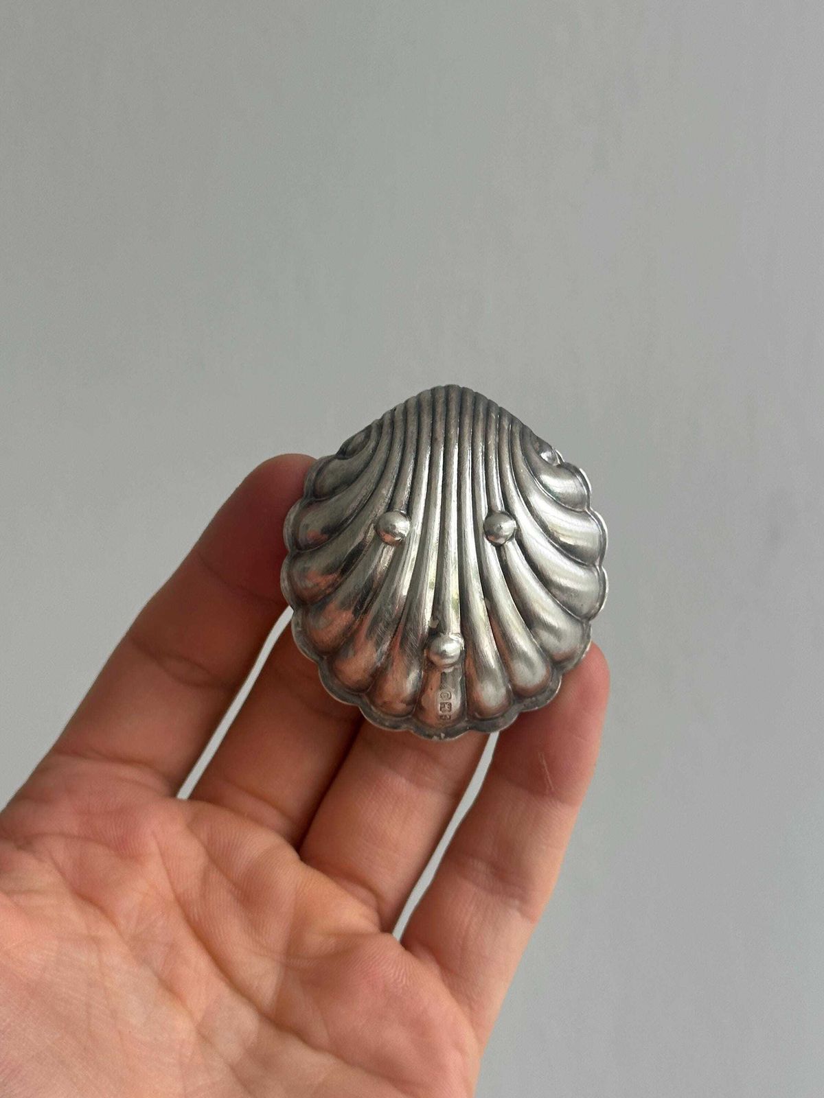 Set van 2 lichtgewicht metalen schaaltjes met lepel, in chique en elegante stijl, voor verfijnd tafelgerei – zout- en pepervaatjes photo vinterior