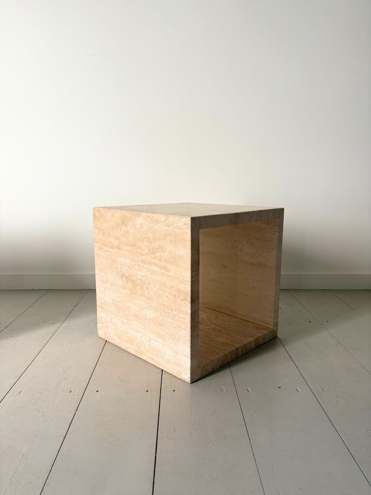 photo vinterior Travertine Marble Cube Tables Vintage 20th Century Italian Side Table Stools, Set Of Two