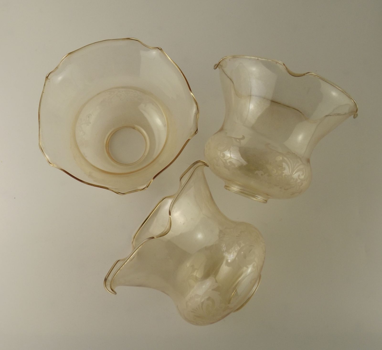 Lot de 3 abat-jour vintage en verre ambré fumé, motif volute et bord festonné photo vinterior
