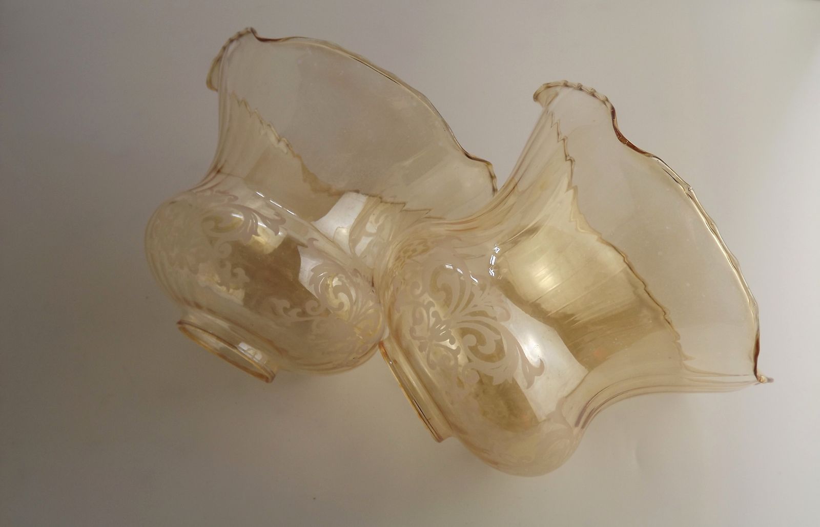 Lot de 2 abat-jour vintage en verre ambré fumé, motif volute et effet côtelé photo Luminaires
