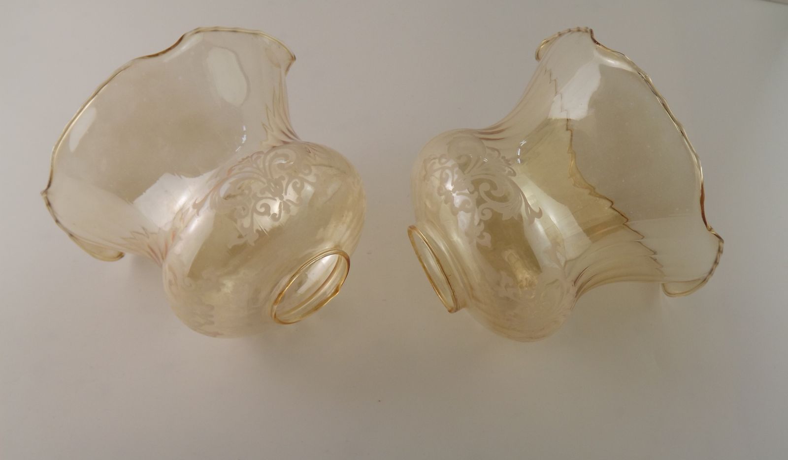 Lot de 2 abat-jour vintage en verre ambré fumé, motif volute et effet côtelé photo furniture