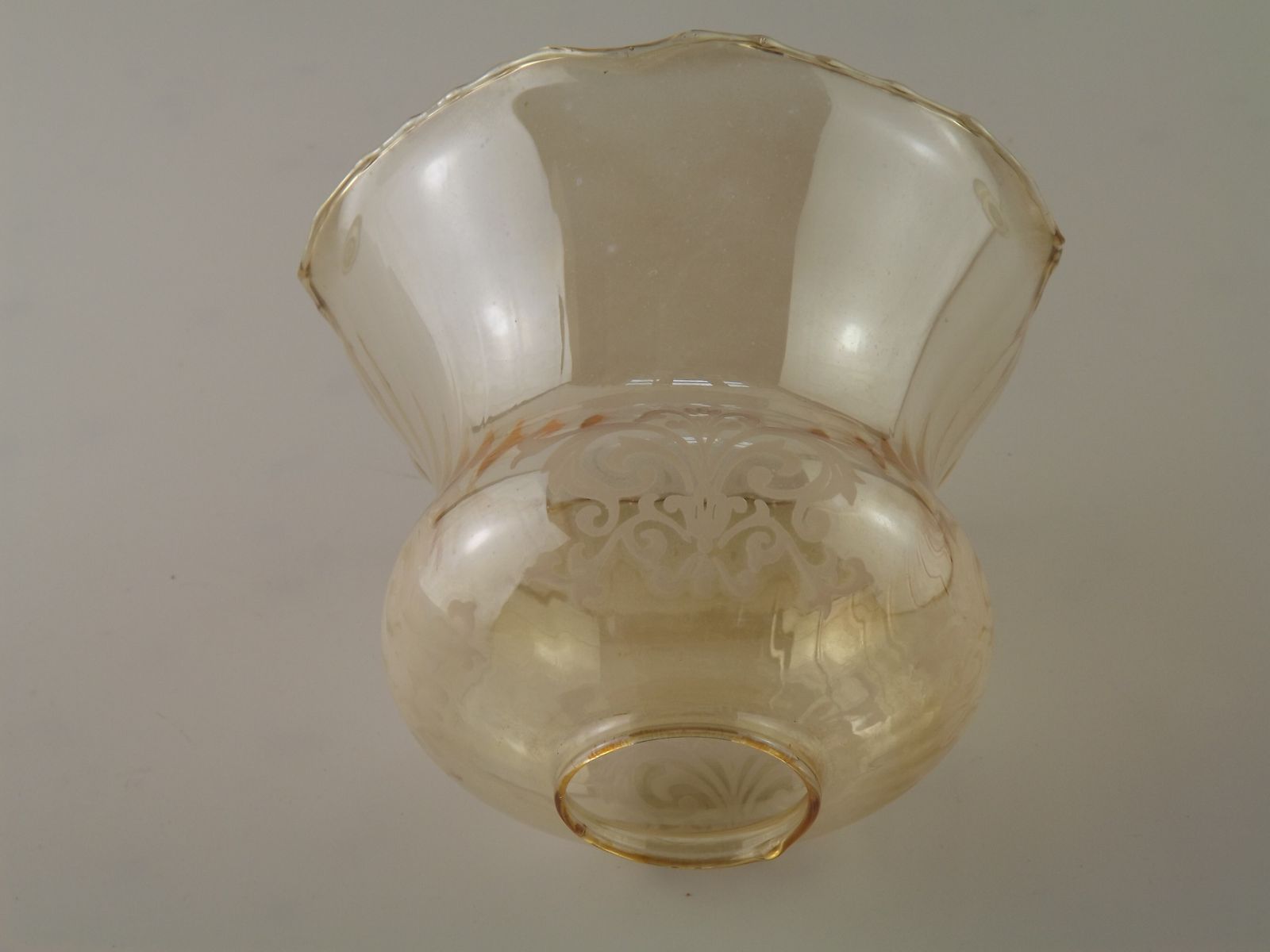 Lot de 2 abat-jour vintage en verre ambré fumé, motif volute et effet côtelé photo vinterior