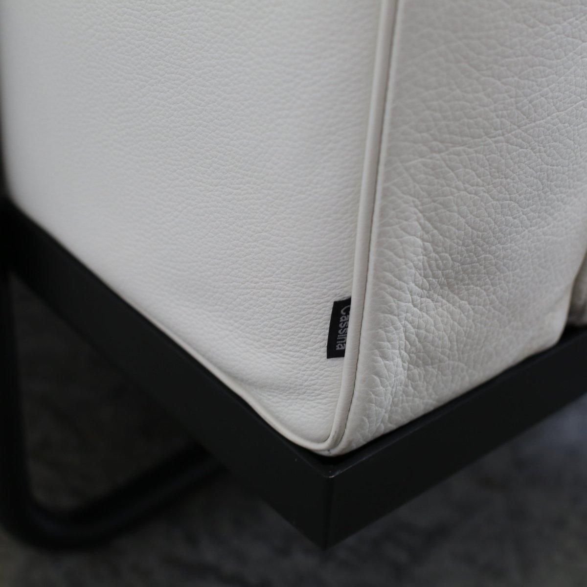 5 Canapé, Appartement Le Corbusier Three Seater In White Leather With Black Fram photo for sale