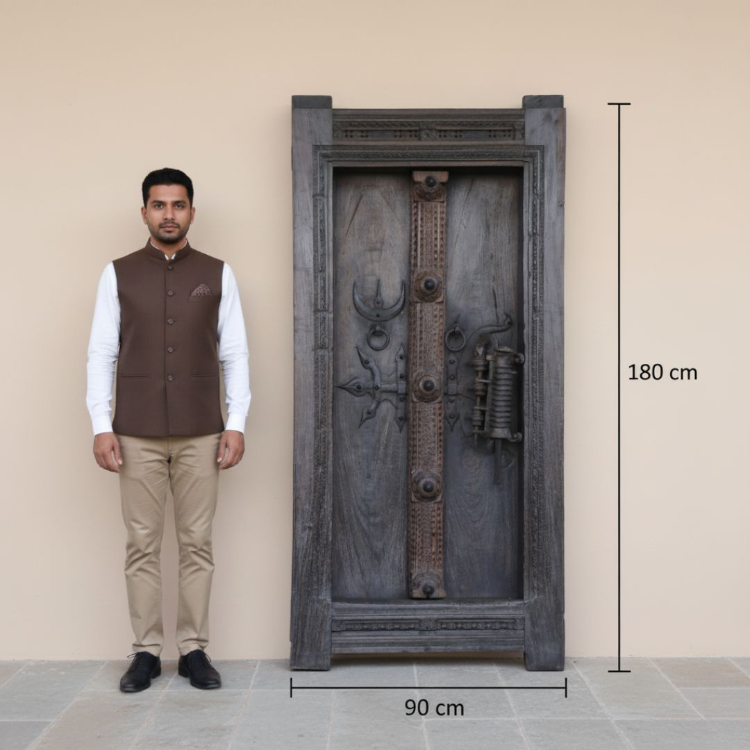 Antique 17th Century South Indian Door With Manichitrathazhu Lock – Hand Carved Sheesham Wood Entryway With Frame & Original Iron Fittings photo Home Fixtures