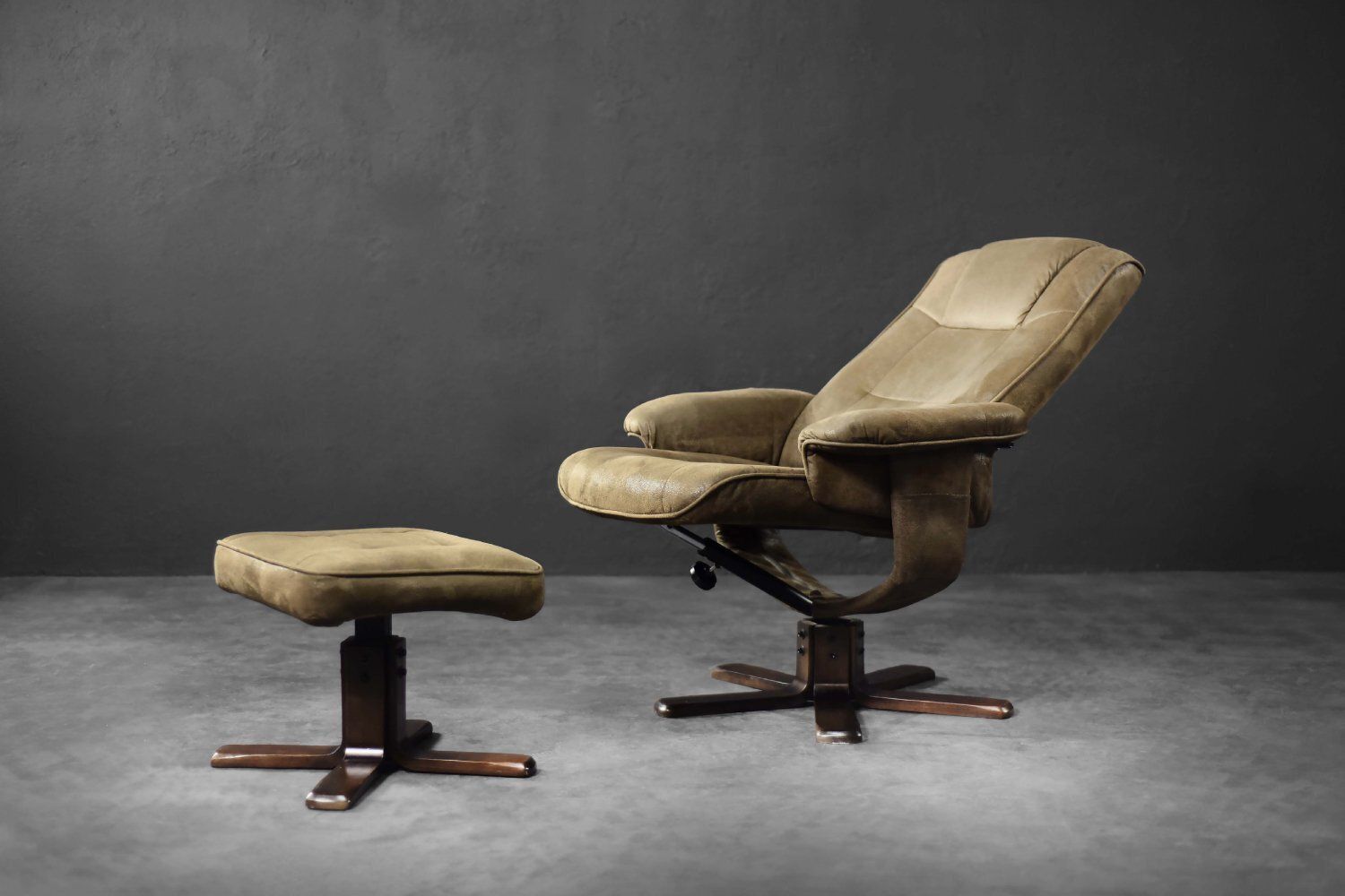Set Van Mid Century Modern Deense Bruine Draaifauteuil Met Ottoman, Jaren 1960 photo for sale