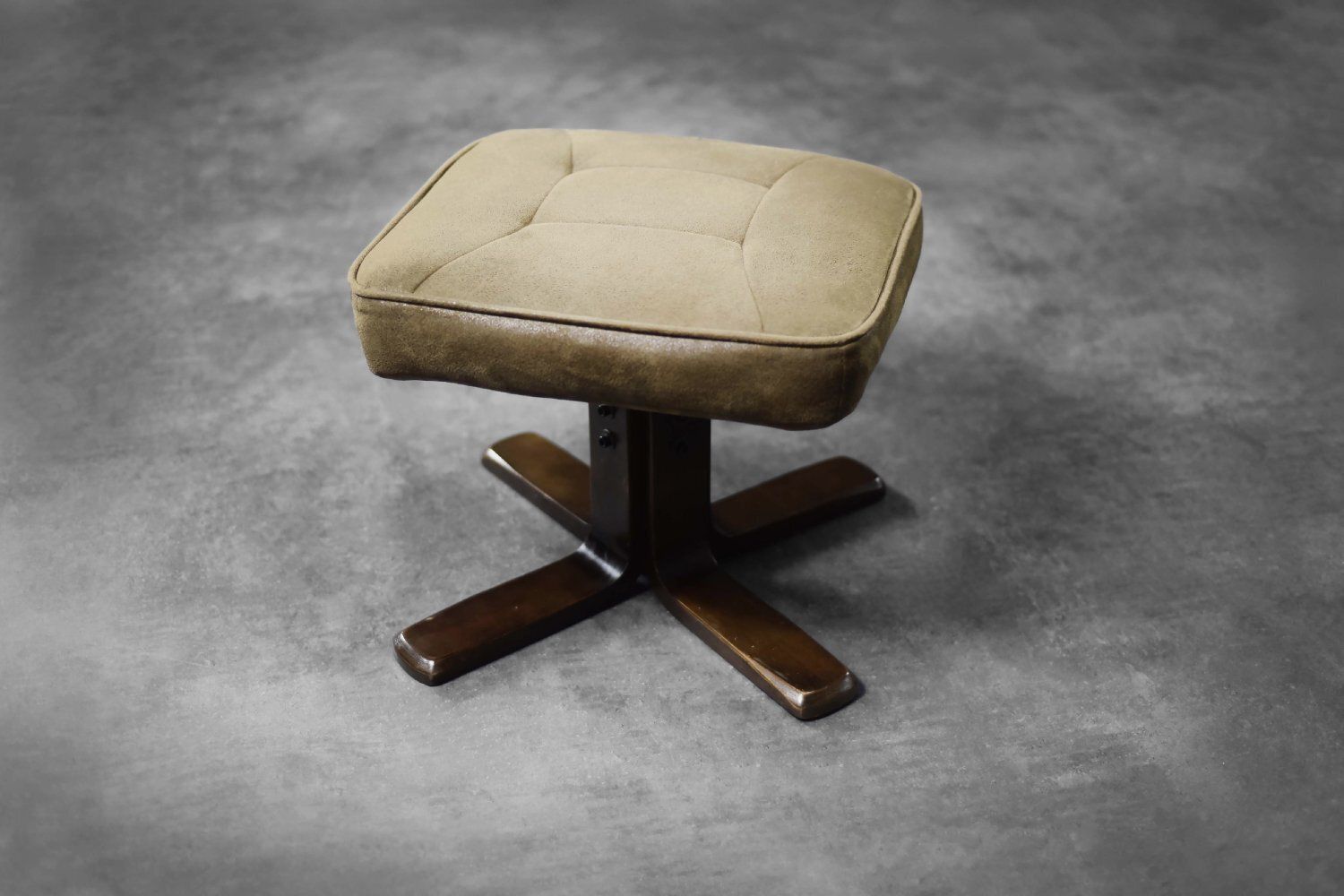 Set Van Mid Century Modern Deense Bruine Draaifauteuil Met Ottoman, Jaren 1960 photo Meubels