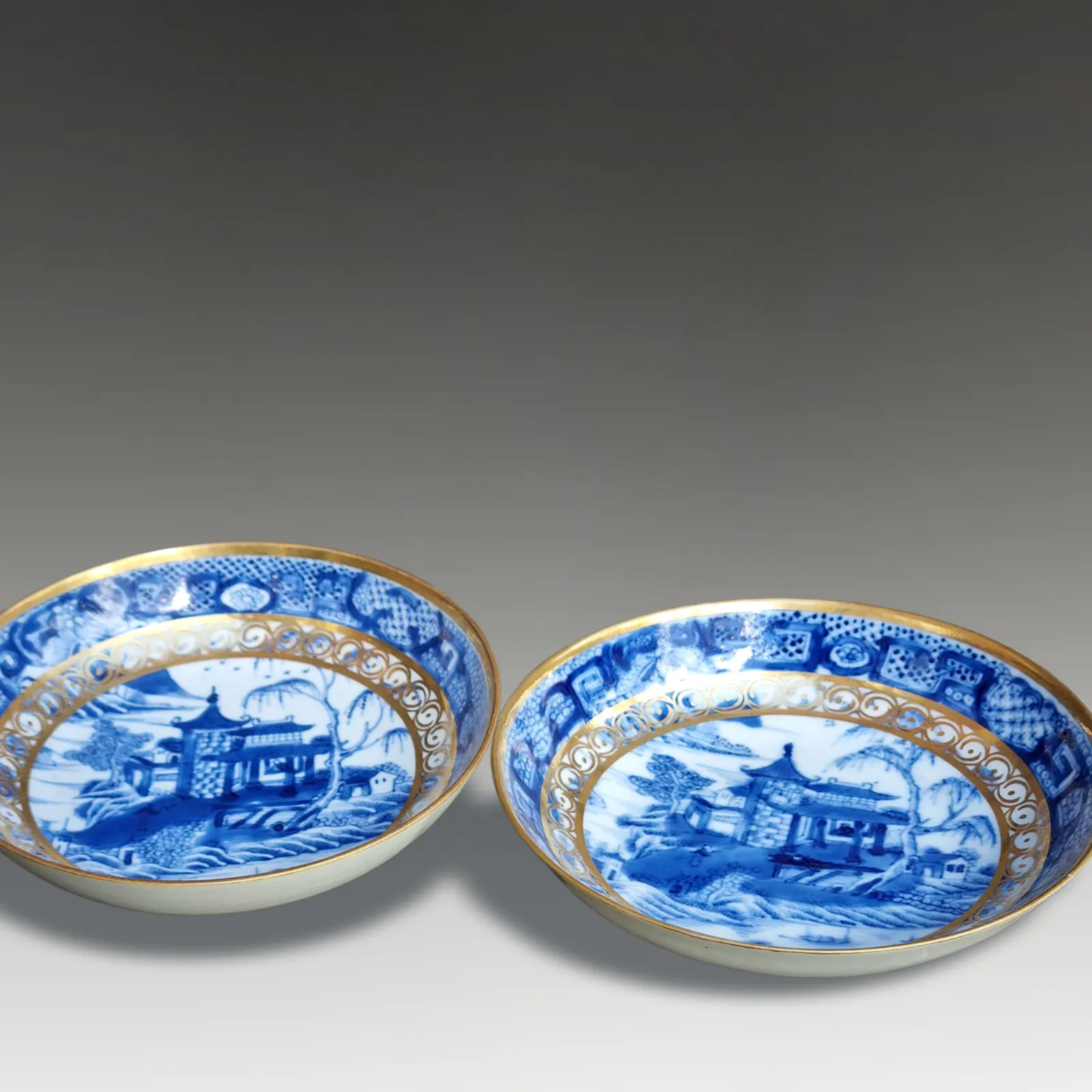 Chinese Qianlong Period 18thc Pair Of  Export Dishes Gilded B&W Circa 1760 photo 350.0