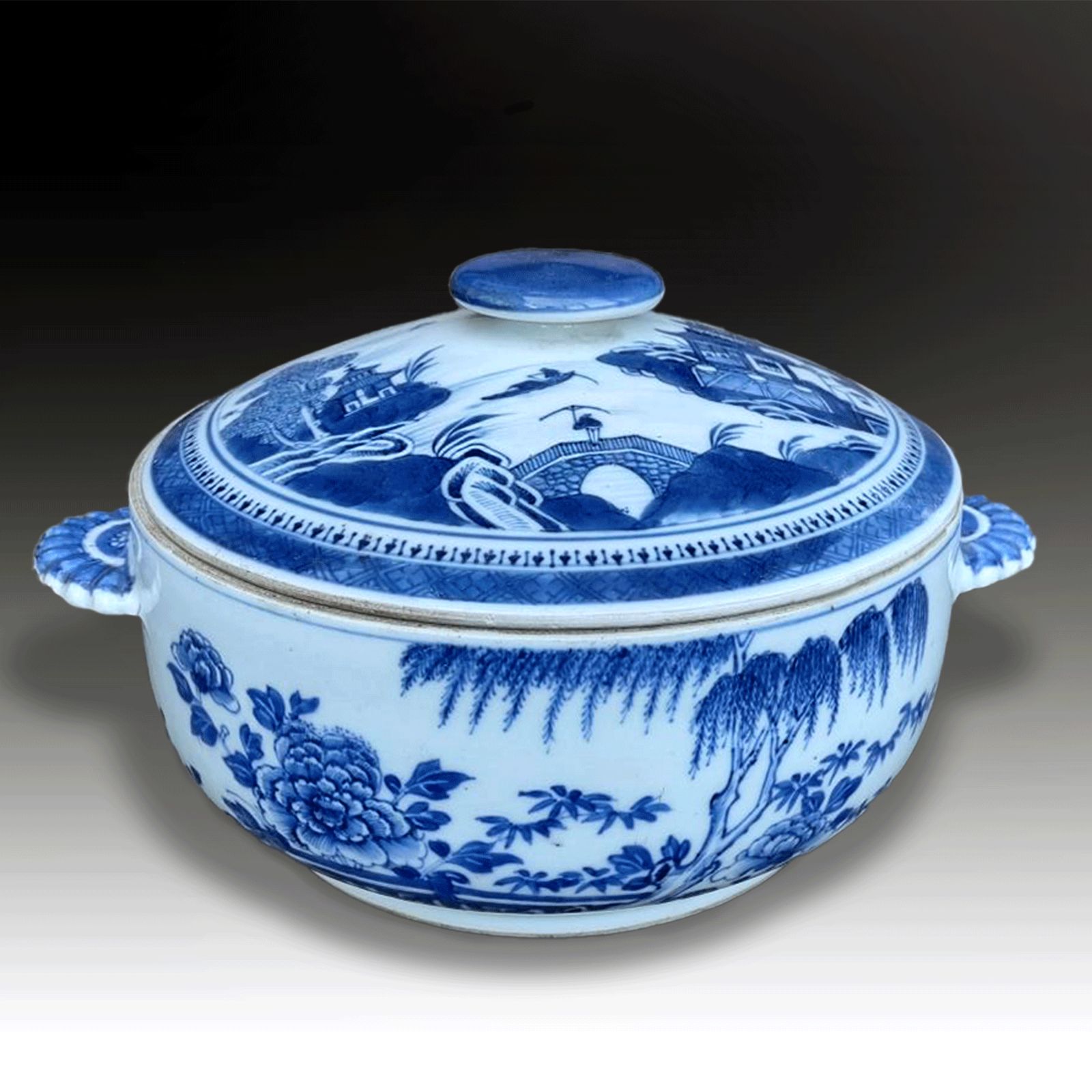 Chinese Qianlong Period Large Export Tureen Circa 1760  Very Impressive 26cm