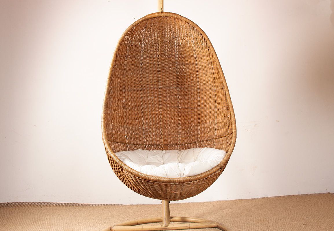 Fauteuil danois en rotin tressé, avec son support en métal, fauteuil suspendu œuf, attribué à Nanna Ditzel. photo for sale