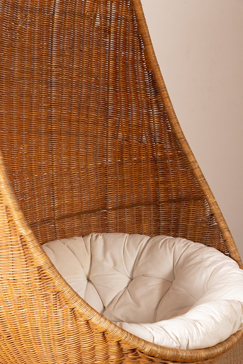 Fauteuil danois en rotin tressé, avec son support en métal, fauteuil suspendu œuf, attribué à Nanna Ditzel. photo vinterior