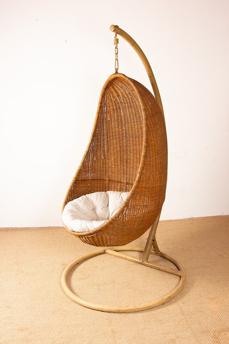 Fauteuil danois en rotin tressé, avec son support en métal, fauteuil suspendu œuf, attribué à Nanna Ditzel.