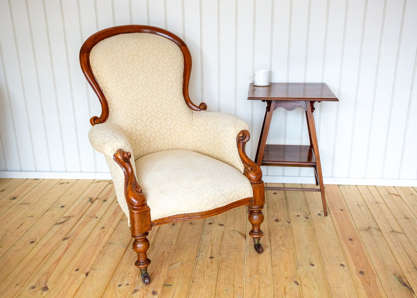 photo vinterior Victorian Walnut Armchair Fine Country House Salon Parlour Show Frame Spoon Back Cream Antiqu.E Reception Reading Lounge C.Hair