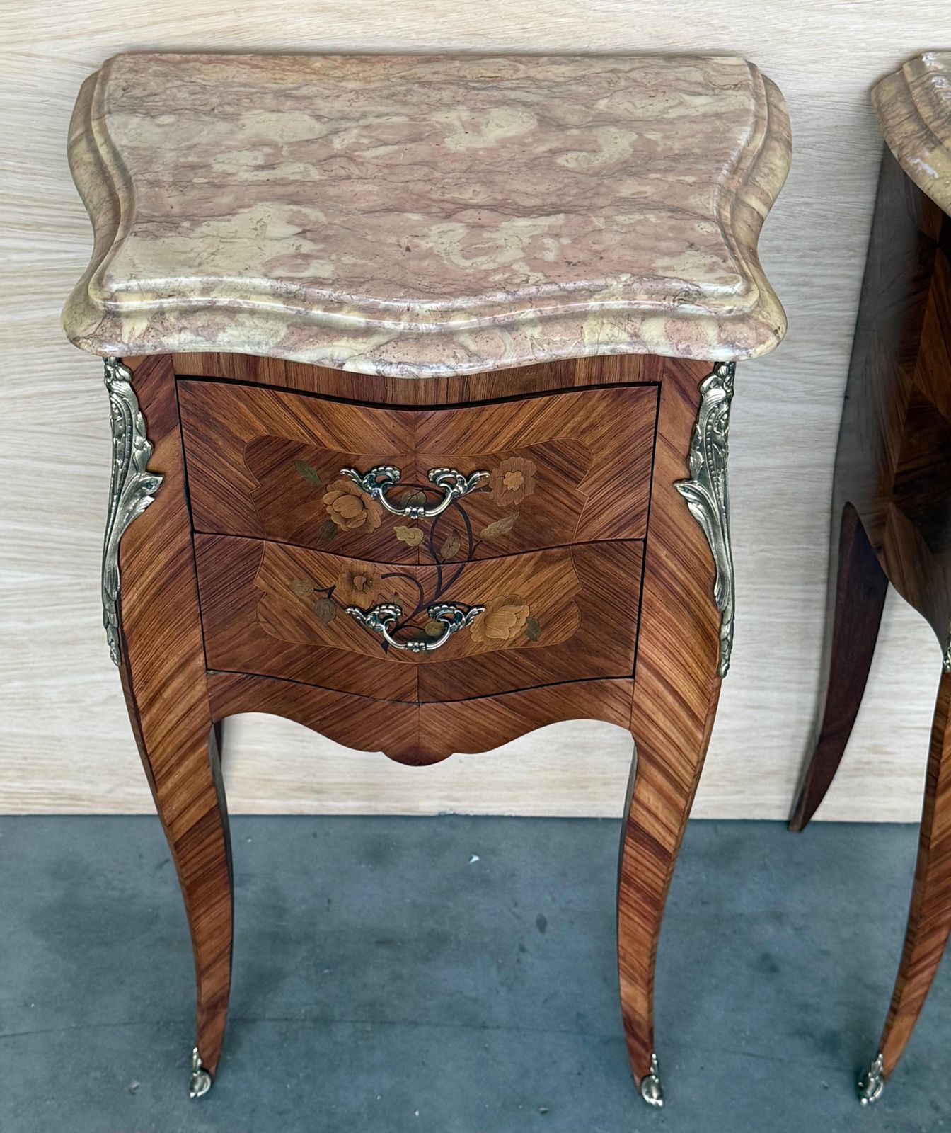 3533.0 Paire de tables de chevet d'époque Louis XV en marqueterie, plateau en marbre, France photo