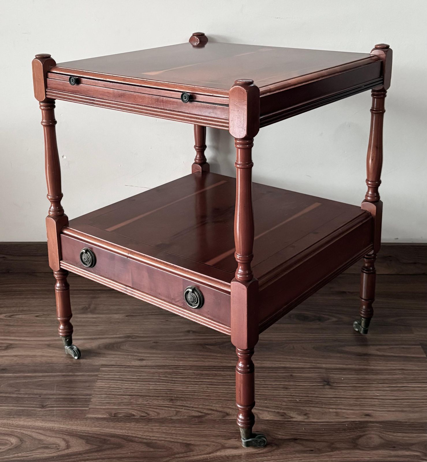 Paire de tables de chevet en chêne avec tiroir et étagère, début du XXe siècle photo Mobilier