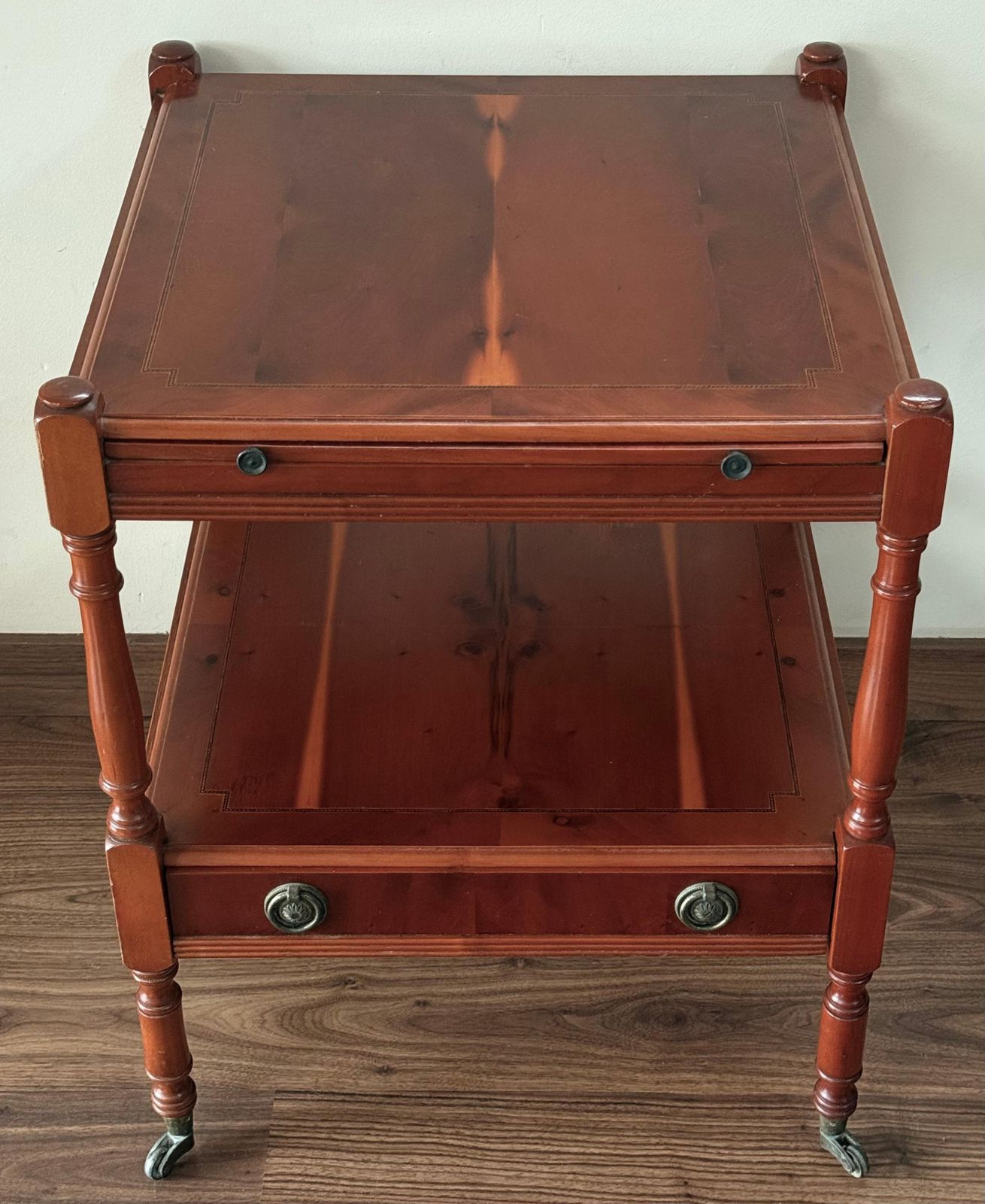photo for sale Paire de tables de chevet en chêne avec tiroir et étagère, début du XXe siècle