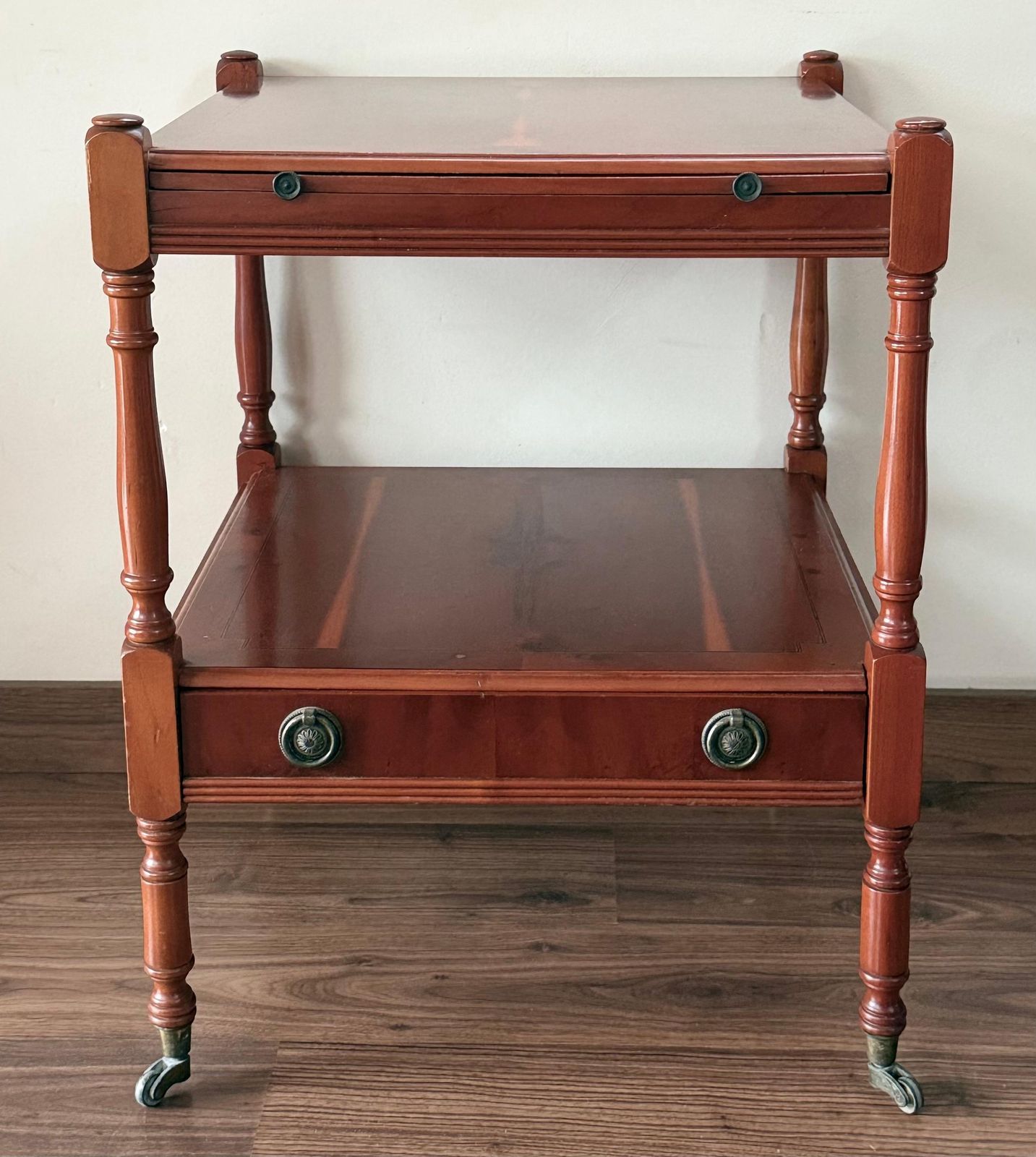 Mobilier Paire de tables de chevet en chêne avec tiroir et étagère, début du XXe siècle photo
