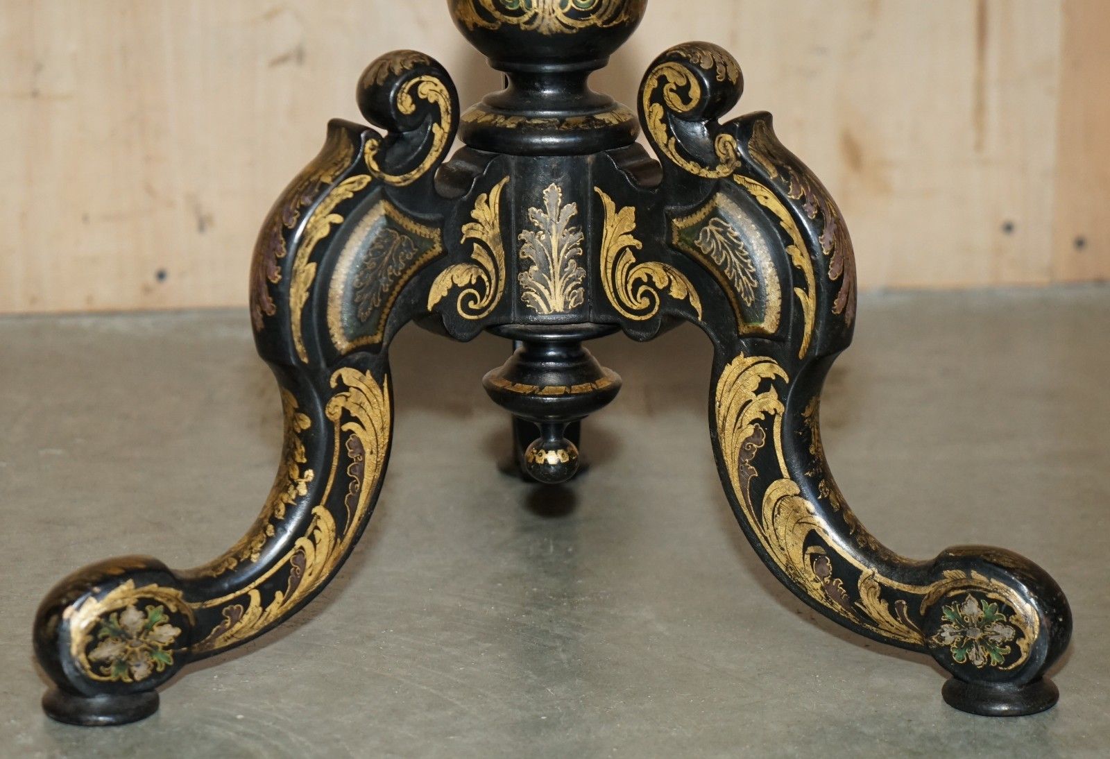 photo vintage Antique Victorian 1860 Black Lacquer Mother Of Pearl Chess Tilt Top Games Table
