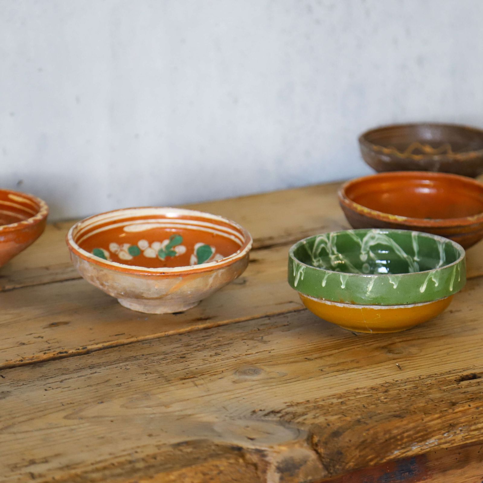 Early 20th Century C.1920s Welsh Vernacular Set Of Five Semi Glazed Earthenware Bowls photo vinterior