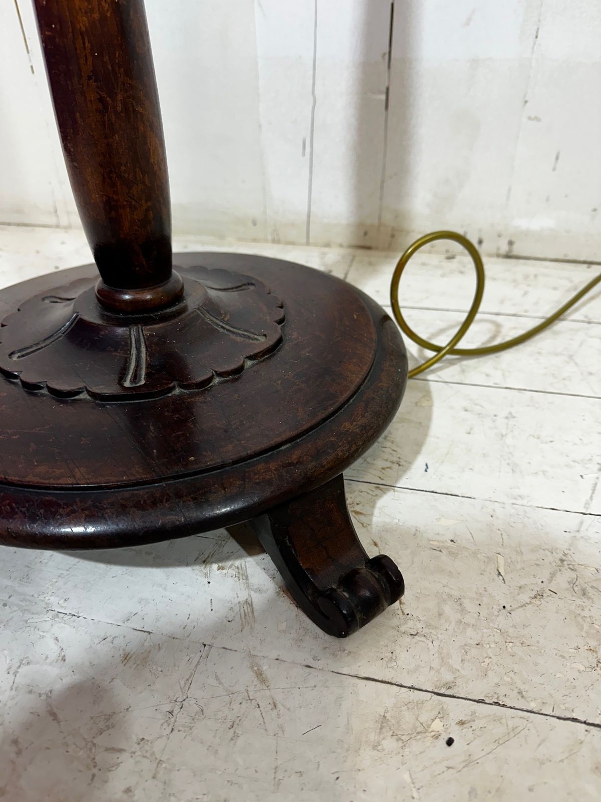 photo furniture Mahogany Carved Victorian Stand Lamp With  Lampshade