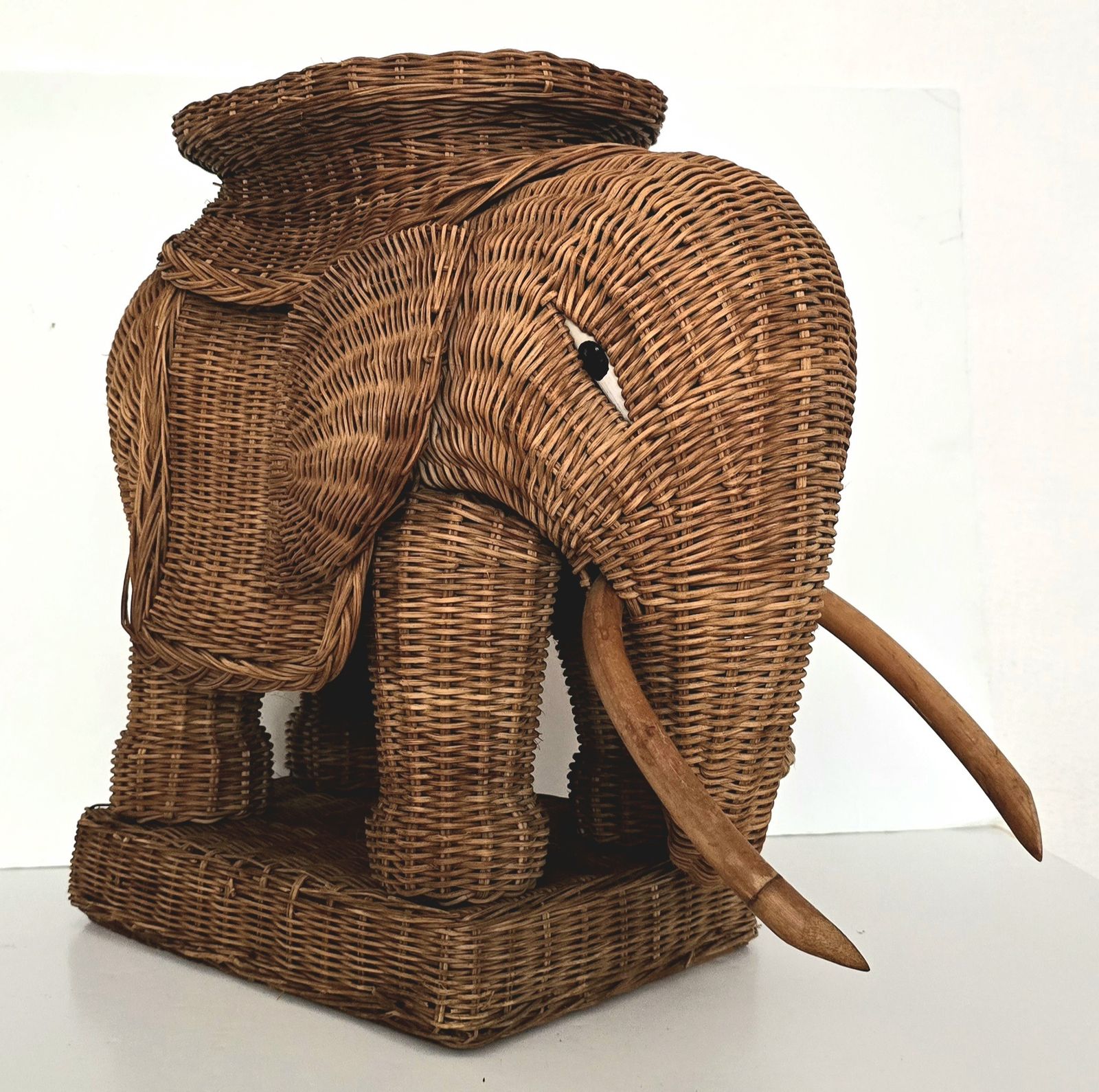 Mid Century French Wicker Elephant Table. photo vintage