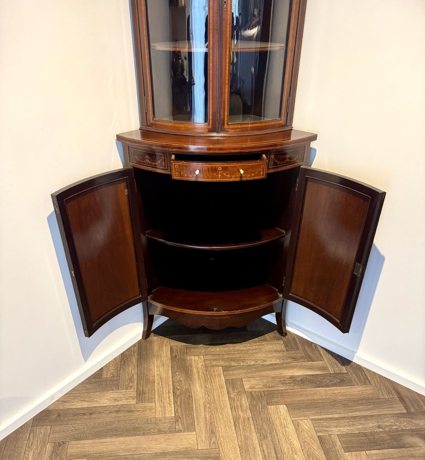 Superb Quality Pair Of Antique Mahogany Marquetry Inlaid Corner Cabinets photo 11850.0