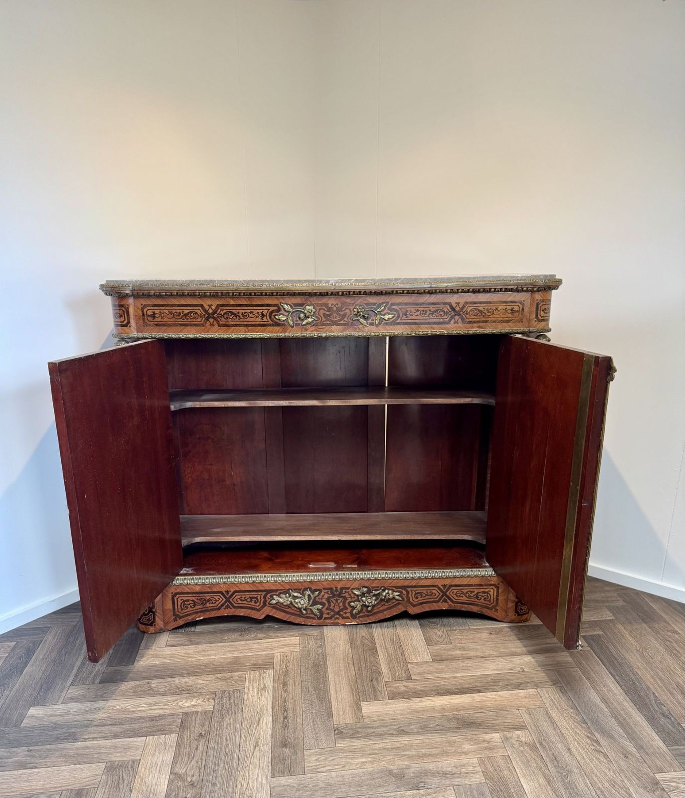 photo vinterior Exquisite Quality Antique 19th Century French Marquetry Inlaid Cabinet