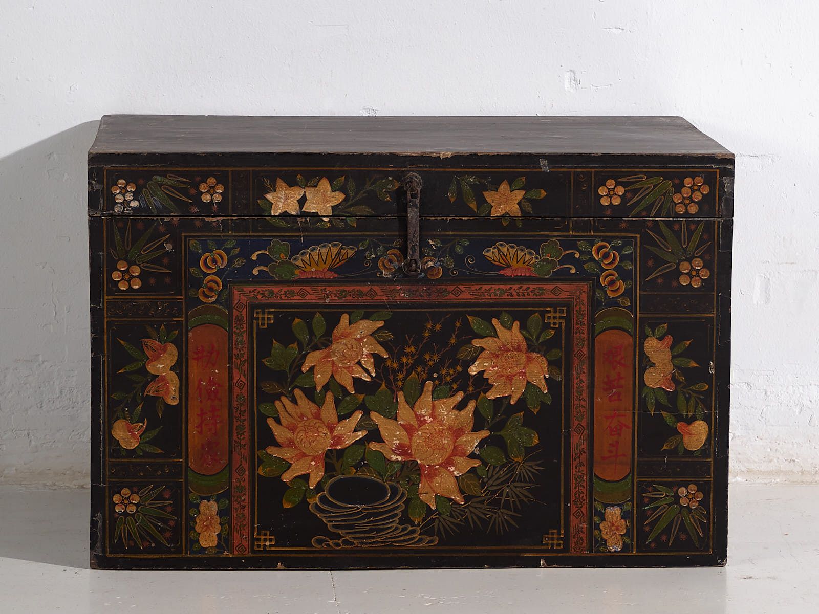 Original Illustrated Chinese Opera Trunk (China, C.1900) photo 796.0