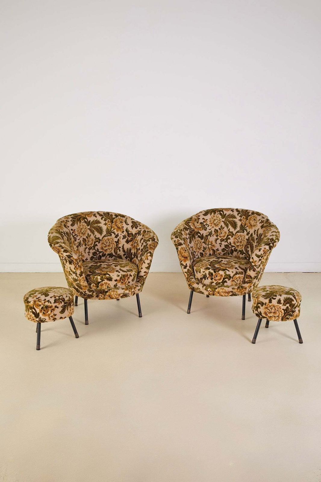 photo furniture Italian Velvet Floral Armchair And Pouffe
