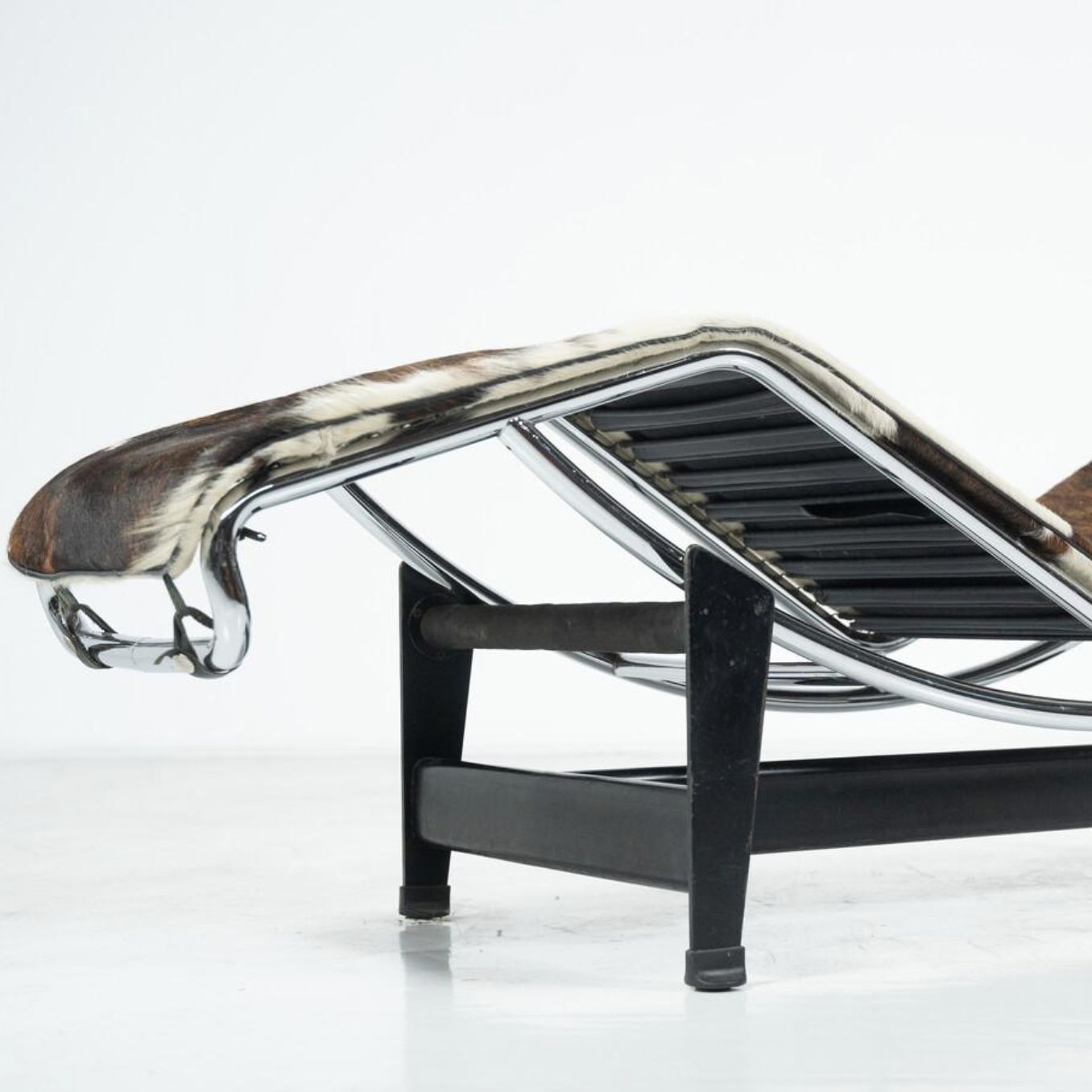 Early Edition Le Corbusier Lounge Chair Lc4 For Cassina, Italy photo vinterior