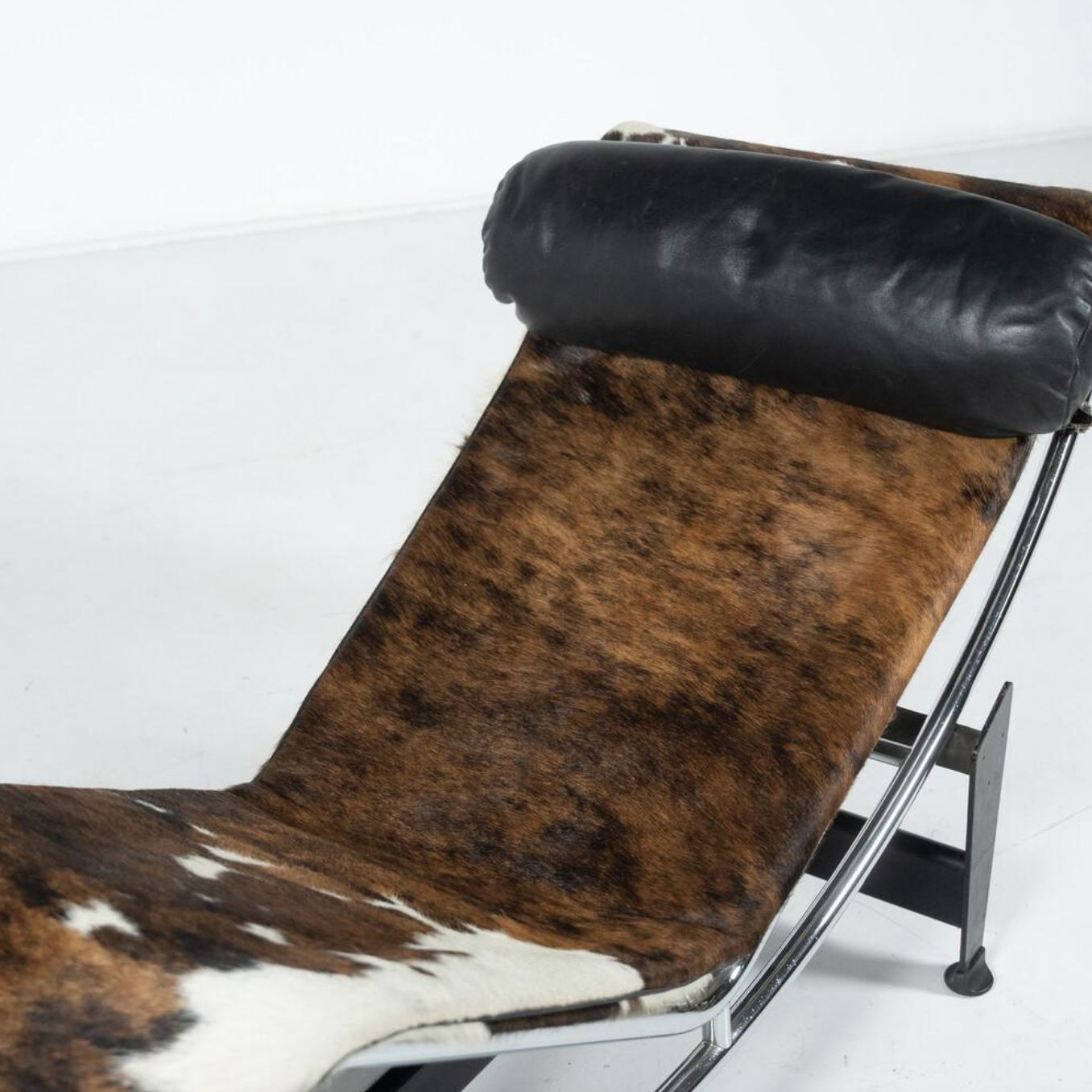 photo furniture Early Edition Le Corbusier Lounge Chair Lc4 For Cassina, Italy