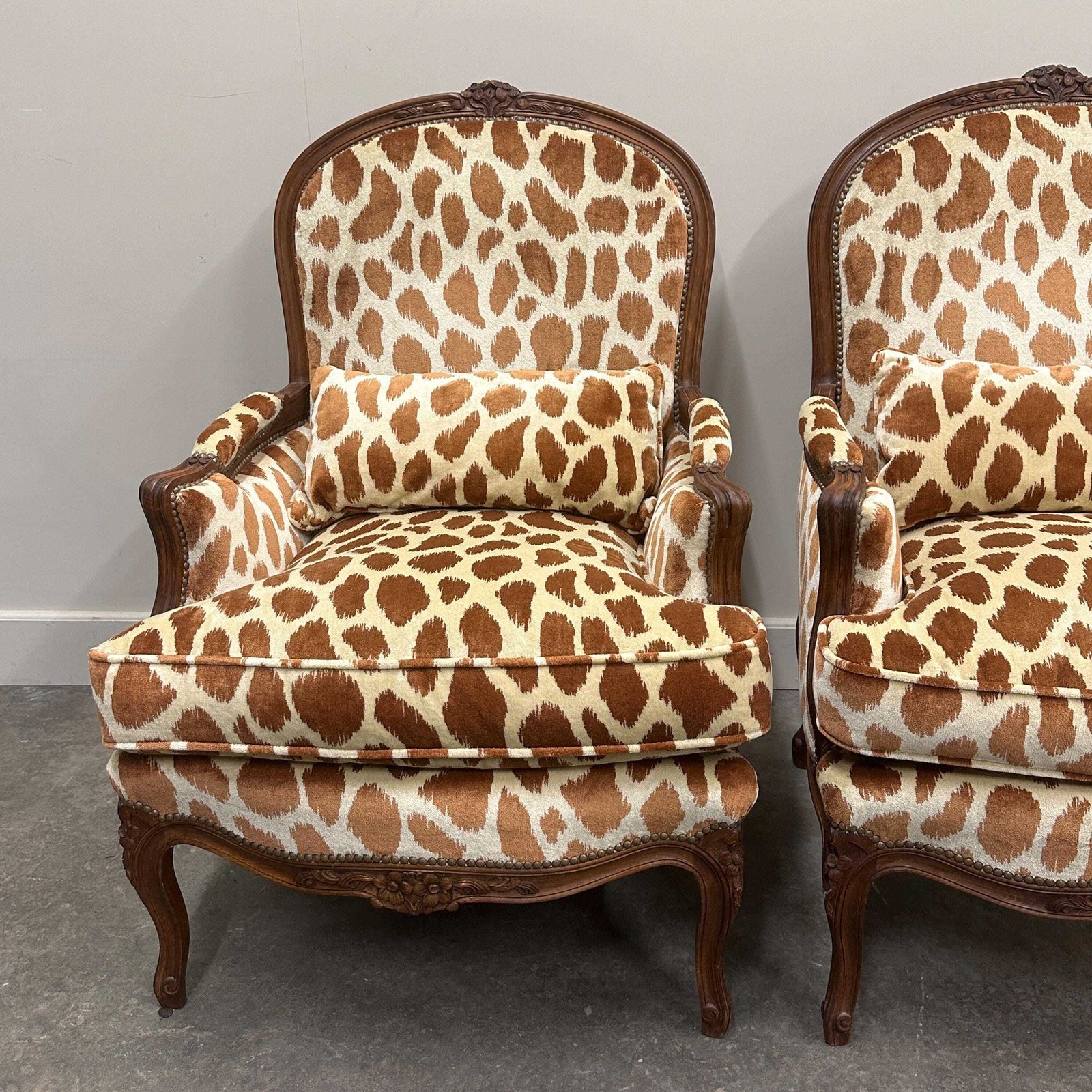 Paar Louis XV Stijl Fauteuils Met Giraf Velours Bekleding, Frankrijk, Ca. Jaren 1950 photo Meubels