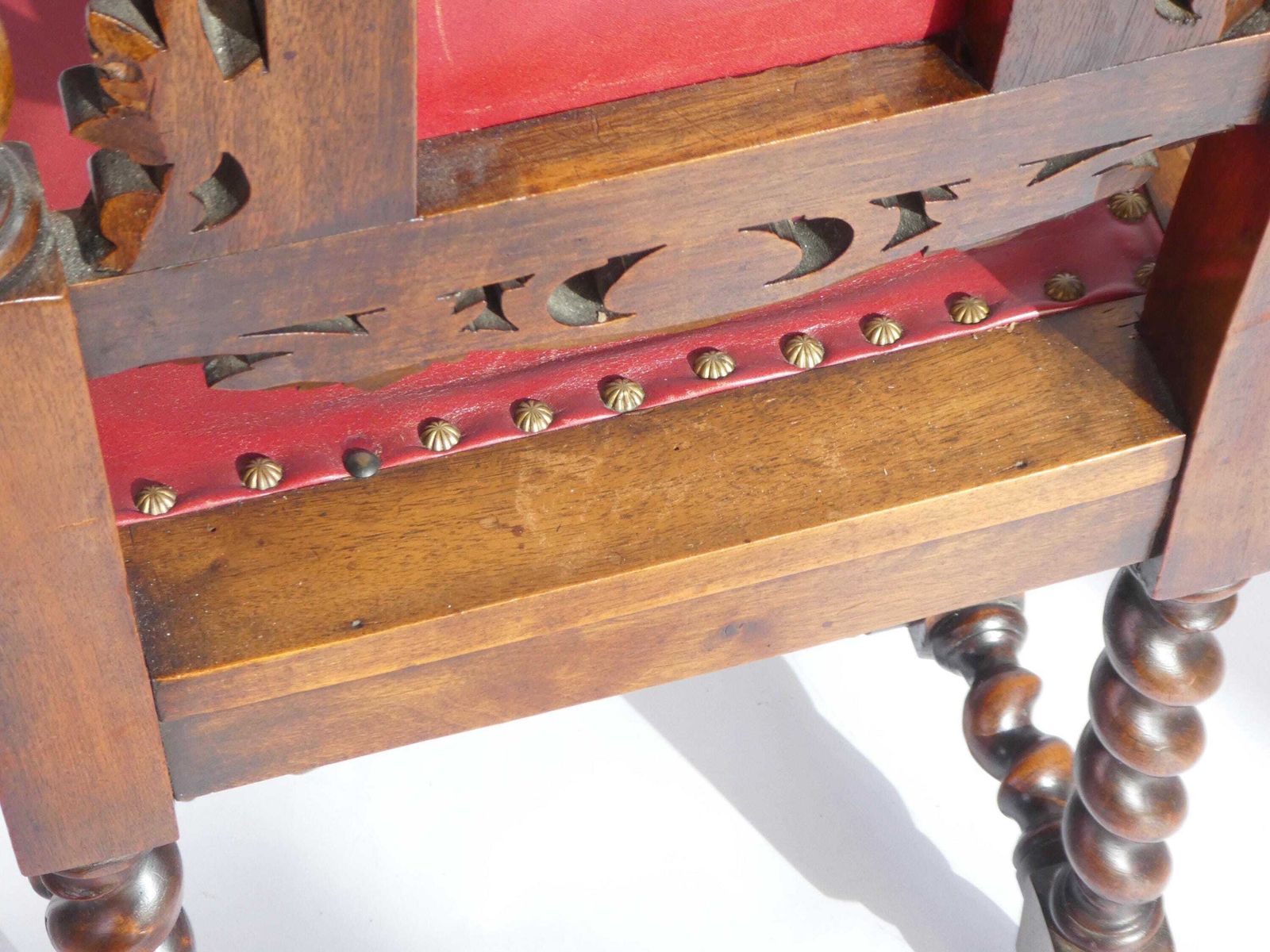 photo furniture Baroque Antique Wooden Chair With Red Leather Seat, Barley Twist Hand Carved Chairs, Gothic Furniture