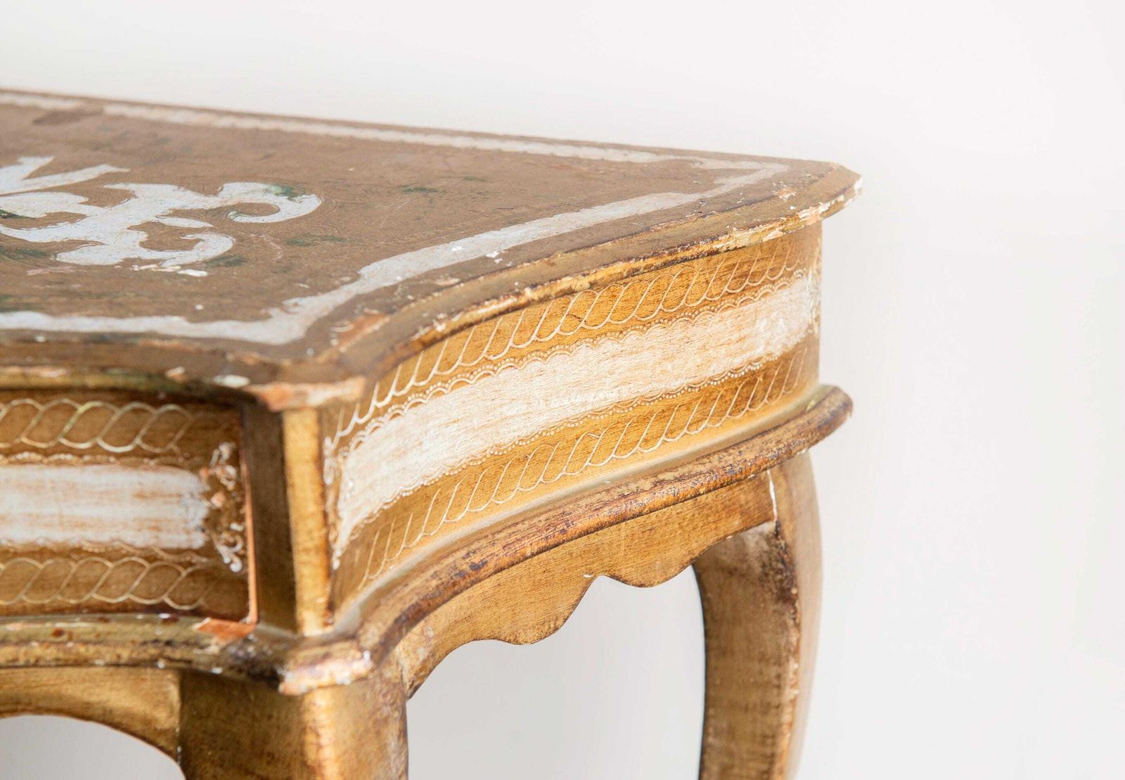 Florentine Giltwood End Table – Italian 1960s Vintage – Gold Nightstand Or Console Mid Century Modern photo vinterior