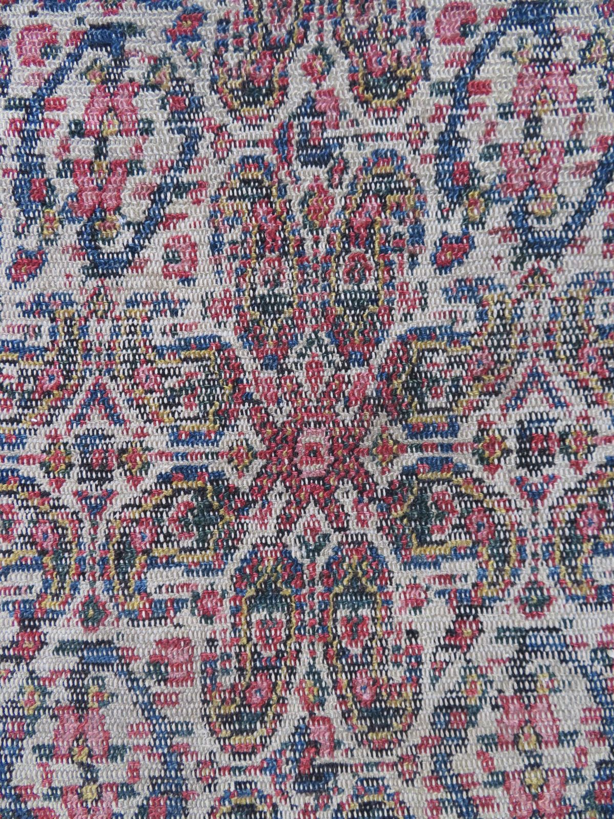 Country House 19th Century Fereghan Feraghan Rug. 200cm X 132cm. photo Textiles