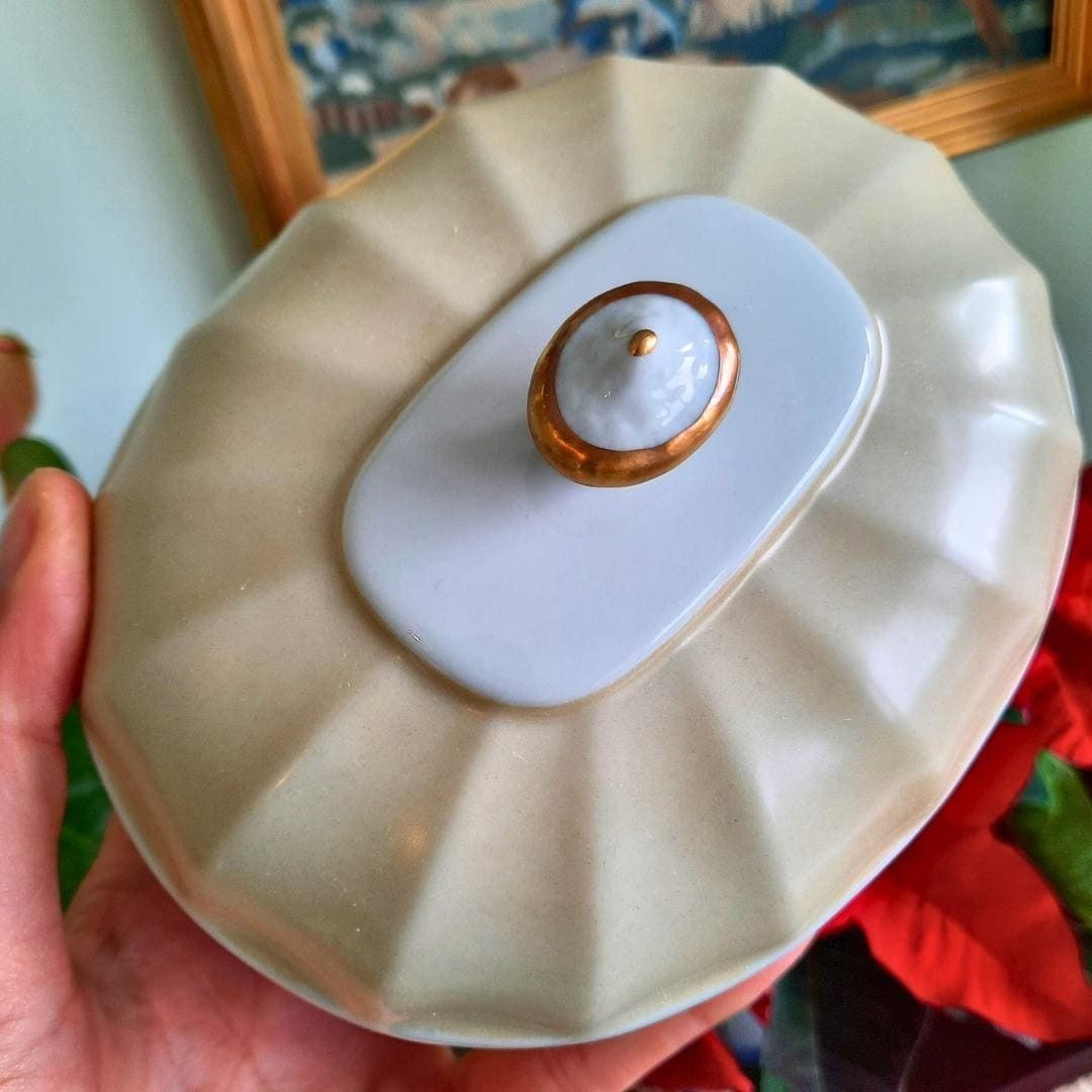Vista Alegre Mottahedeh Portugal Oval Shape Neoclassical Style Lidded Box With Golden Rim Champagne Tone photo for sale