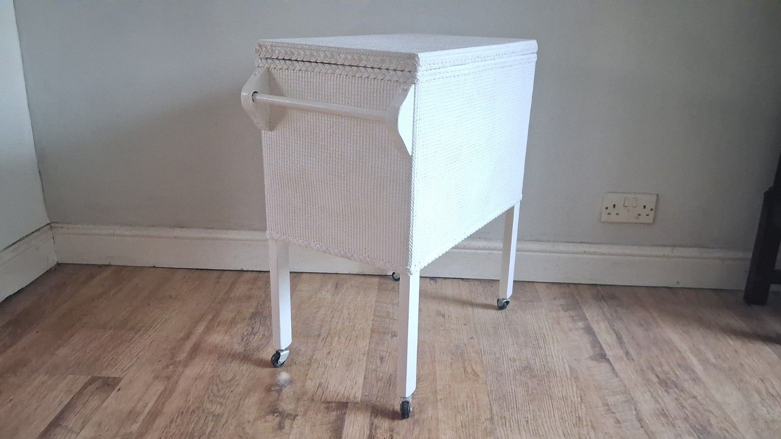1960's Lloyd Loom ?  Bathroom Storage/Trolley , Linen/Towel Storage/Rail photo 155.0