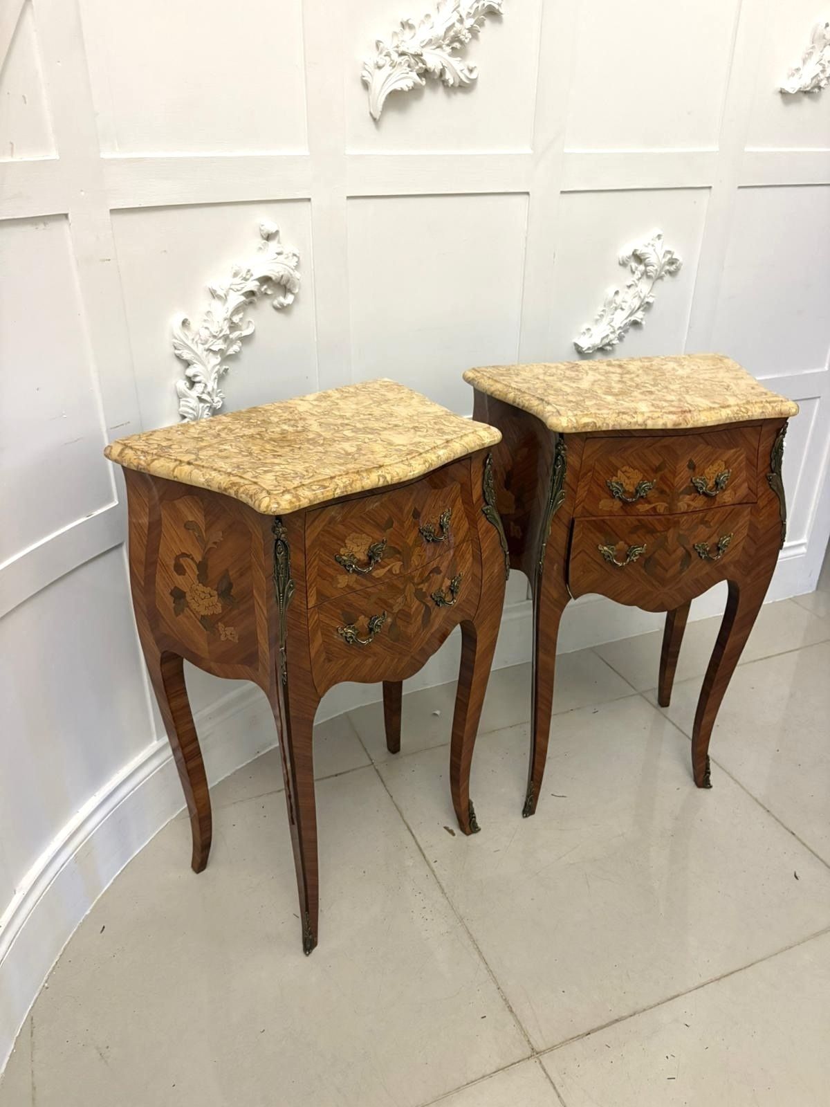 photo vintage Antique Quality Pair Of French Louis XV Style Marquetry Bedside Cabinets