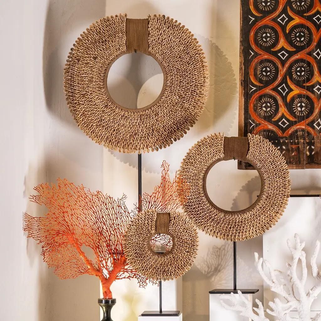 Set Of 3 Ethnic Shell Necklaces With Golden Finish On Metal Stands – Tribal Art photo vinterior