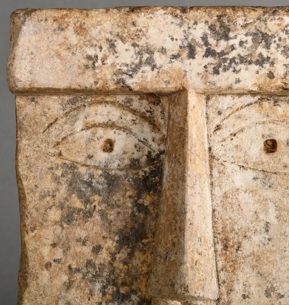 Large Primitivist Sandstone Sculpture – “Muette” Stele, Ancient Yemeni Style photo vinterior