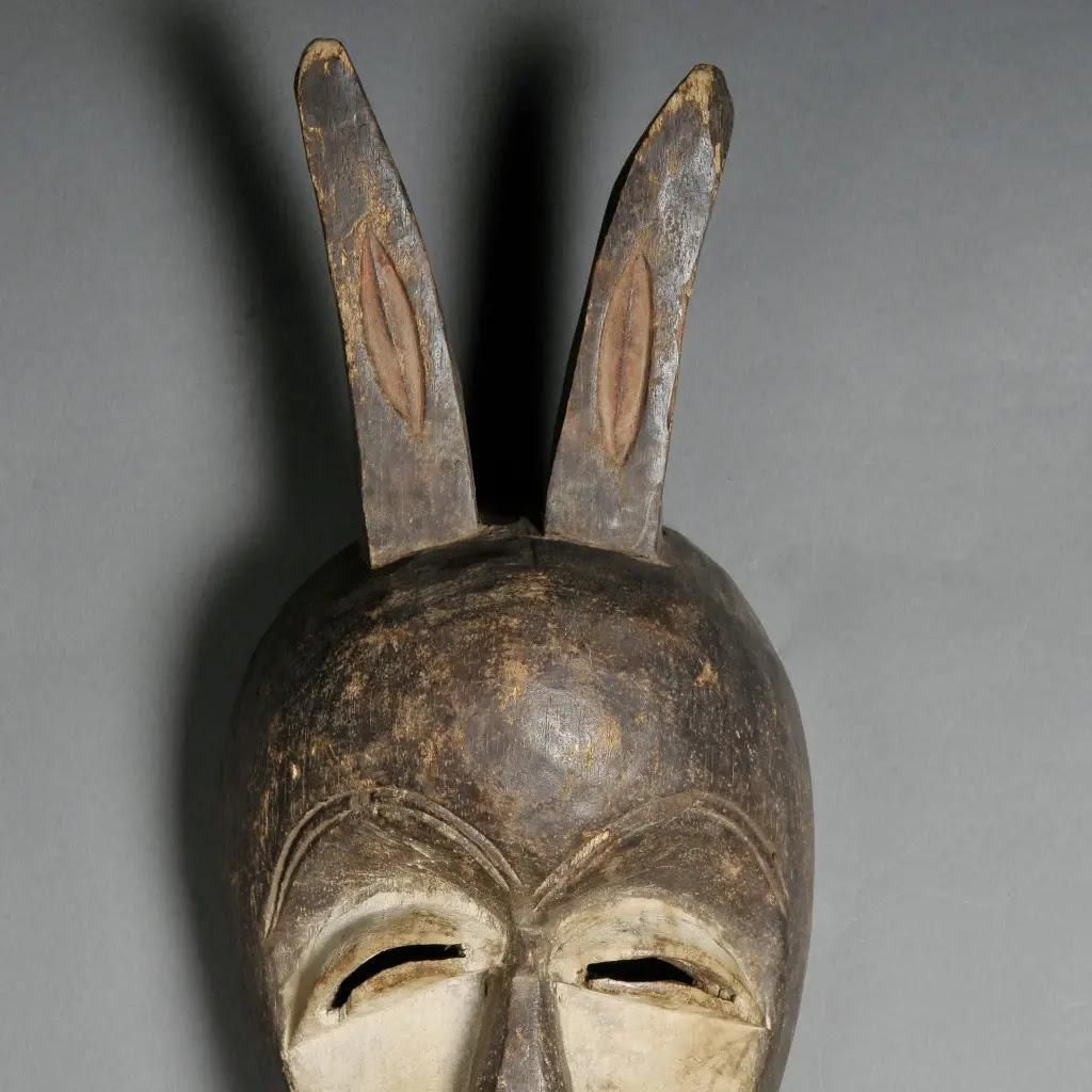 Traditional Kéwélé Mask In Patinated Wood – Brown & Ivory Congo Tribal Art photo Art
