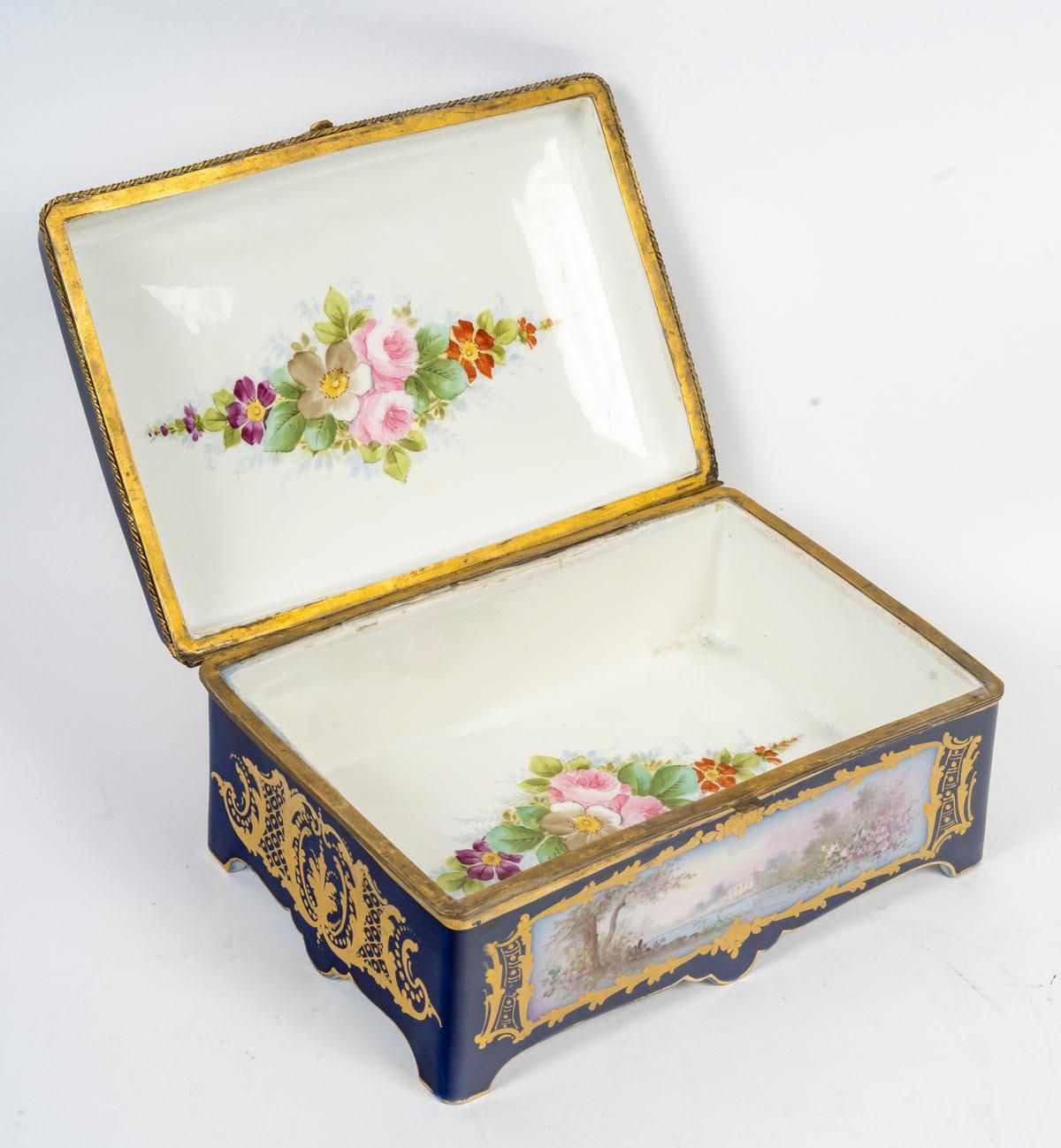 Sèvres Porcelain Box, 19th Century, Napoleon III Period. photo Home Decor