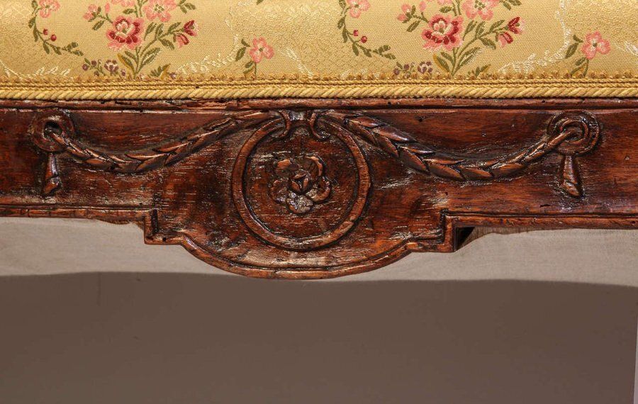 18th Century Italian Walnut Settee photo vinterior
