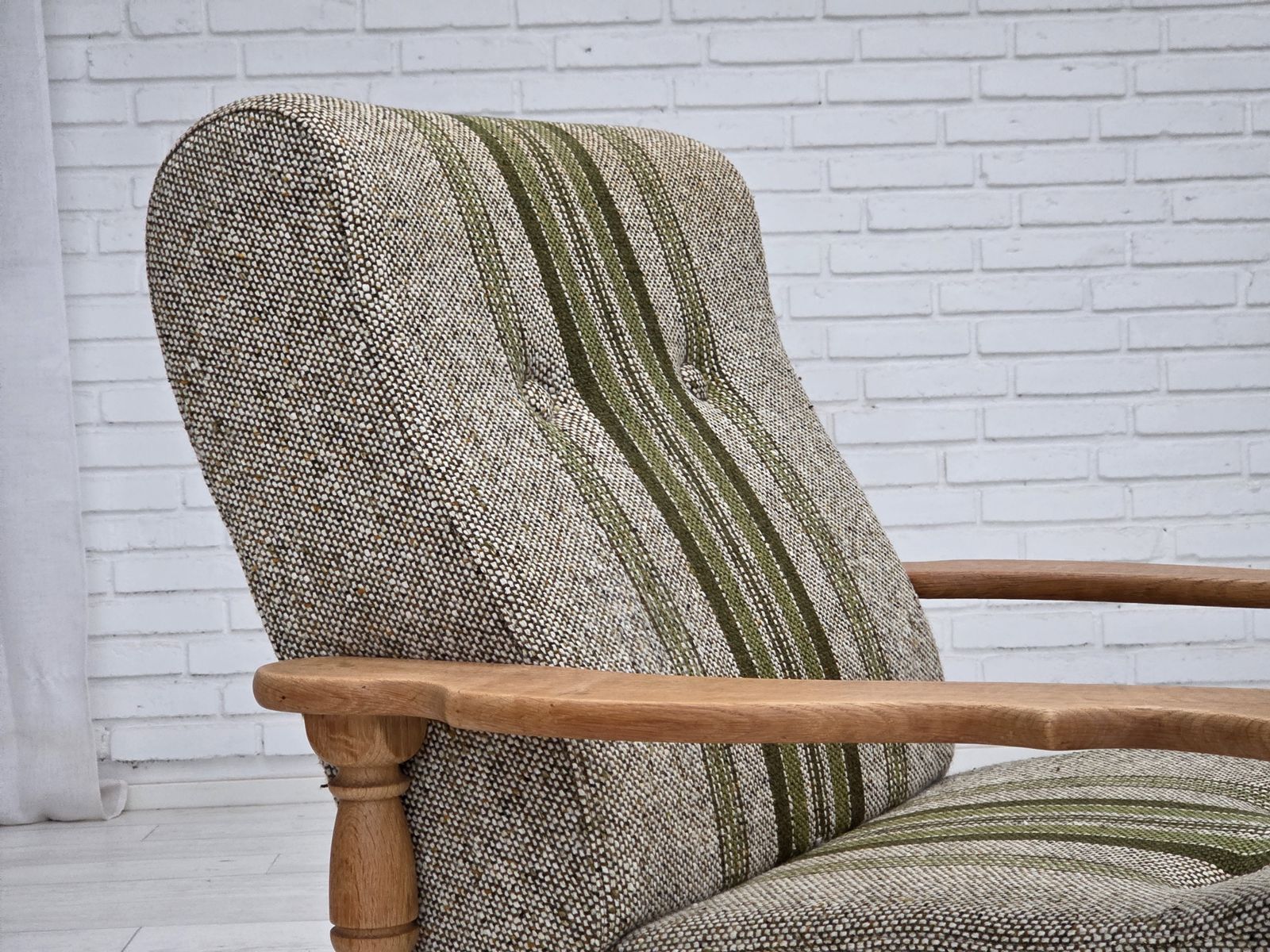 photo vintage 1970s, Danish Armchair, Original Furniture Wool Fabric, Solid Oak Wood.