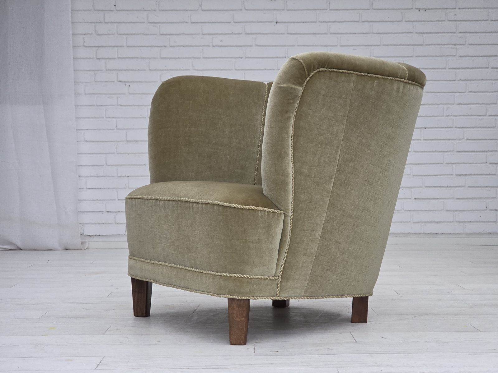 photo vinterior 1970s, Danish Armchair, Original Green Furniture Velour, Oak Wood.