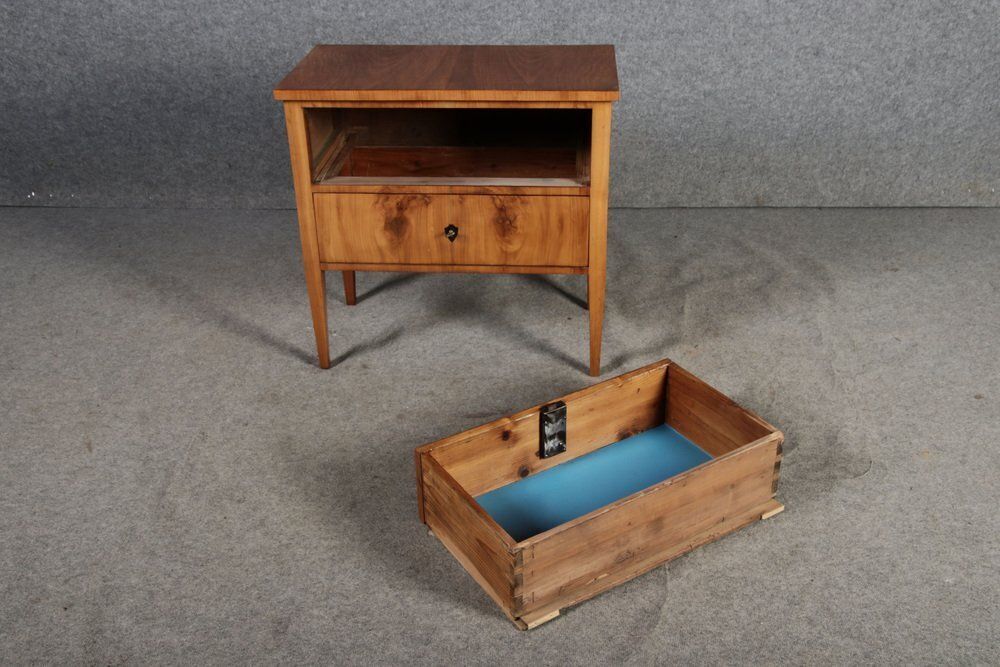 photo vintage Small Antique Biedermeier Chest Of Drawers In Cherrywood, 1810