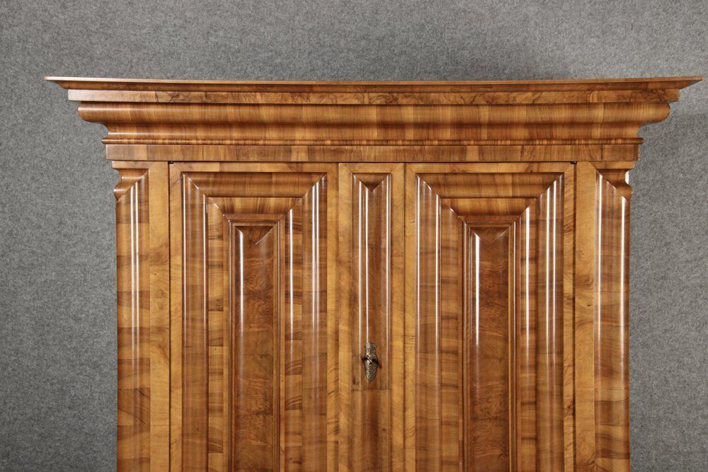 photo vinterior Antique Baroque Wet Wave Cabinet In Walnut, 18th Century