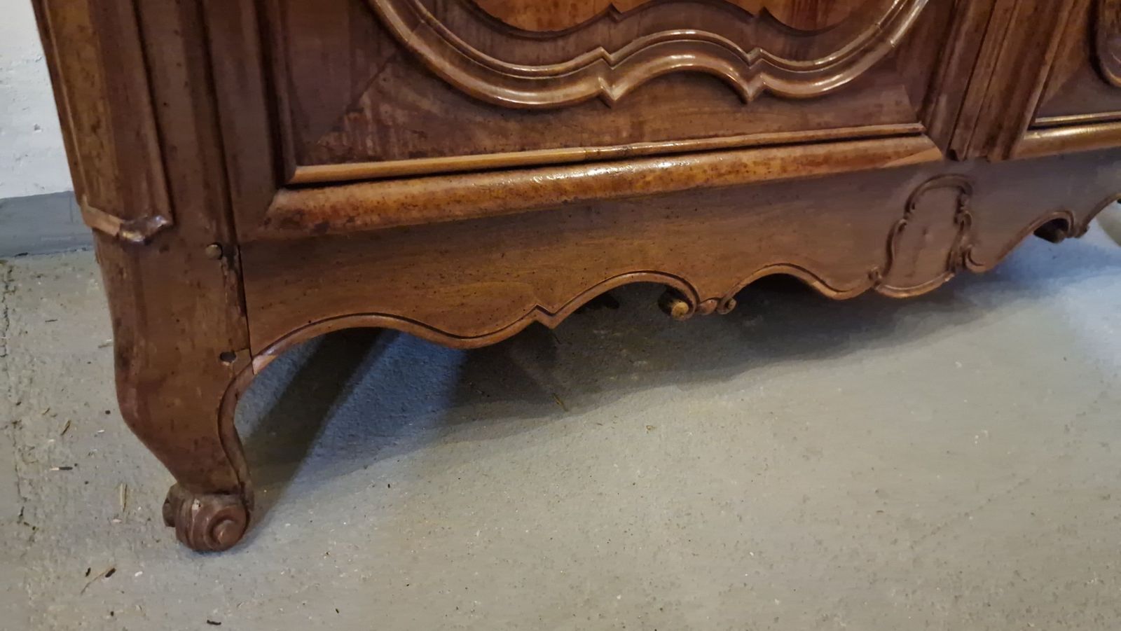 photo furniture Antique French Baroque Cabinet In Walnut, 1750