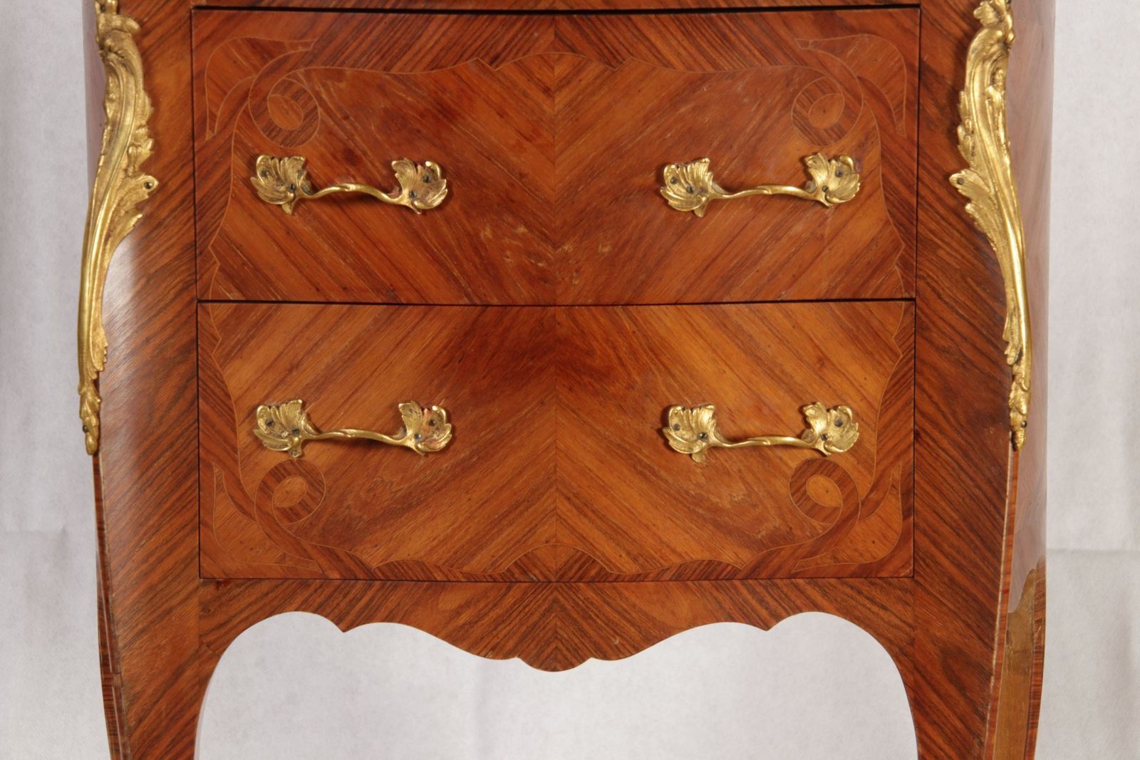 photo vintage Antique Small Rococo Chest Of Drawers, 1940