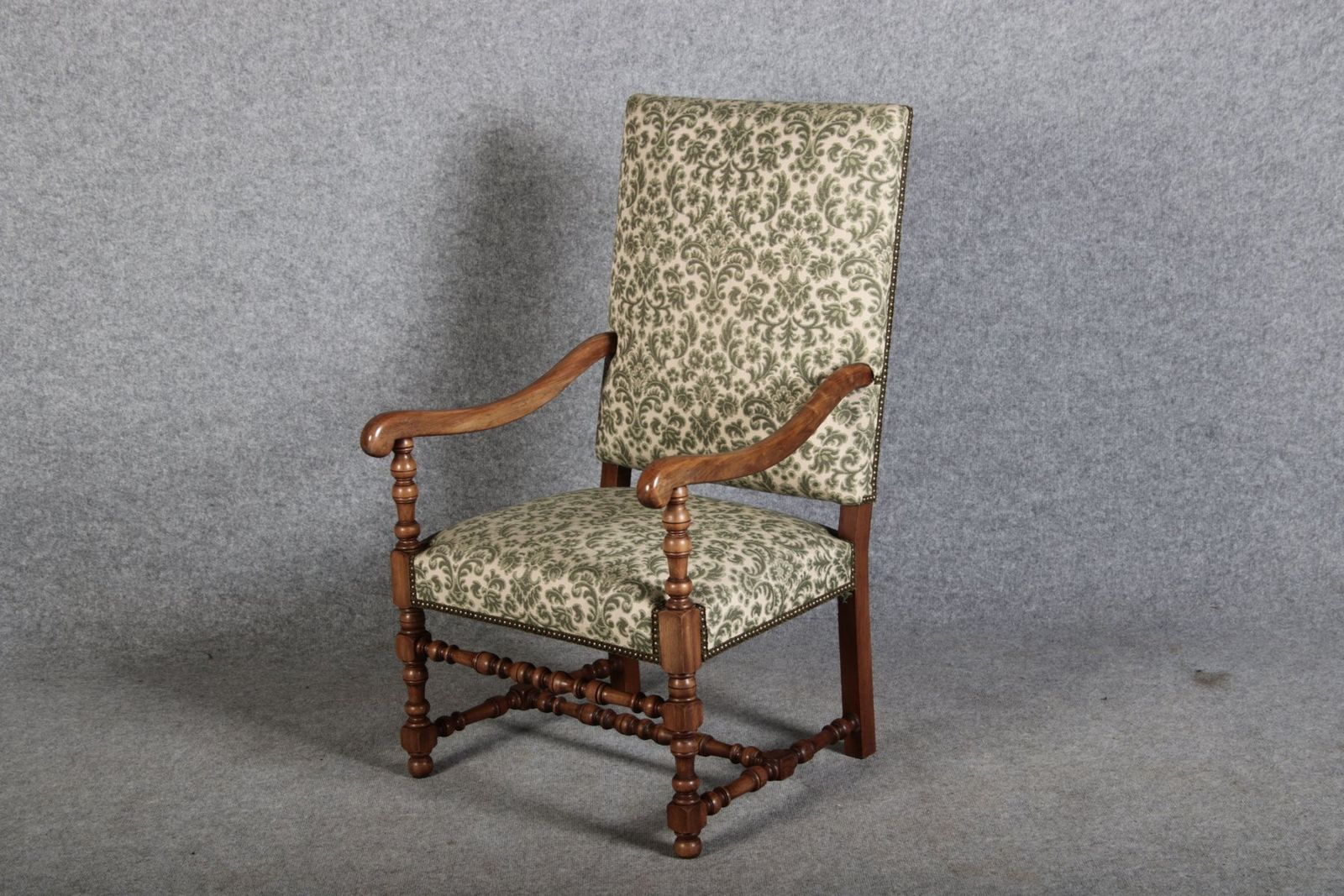 752.0 Antique Walnut Armchair, 19th Century photo