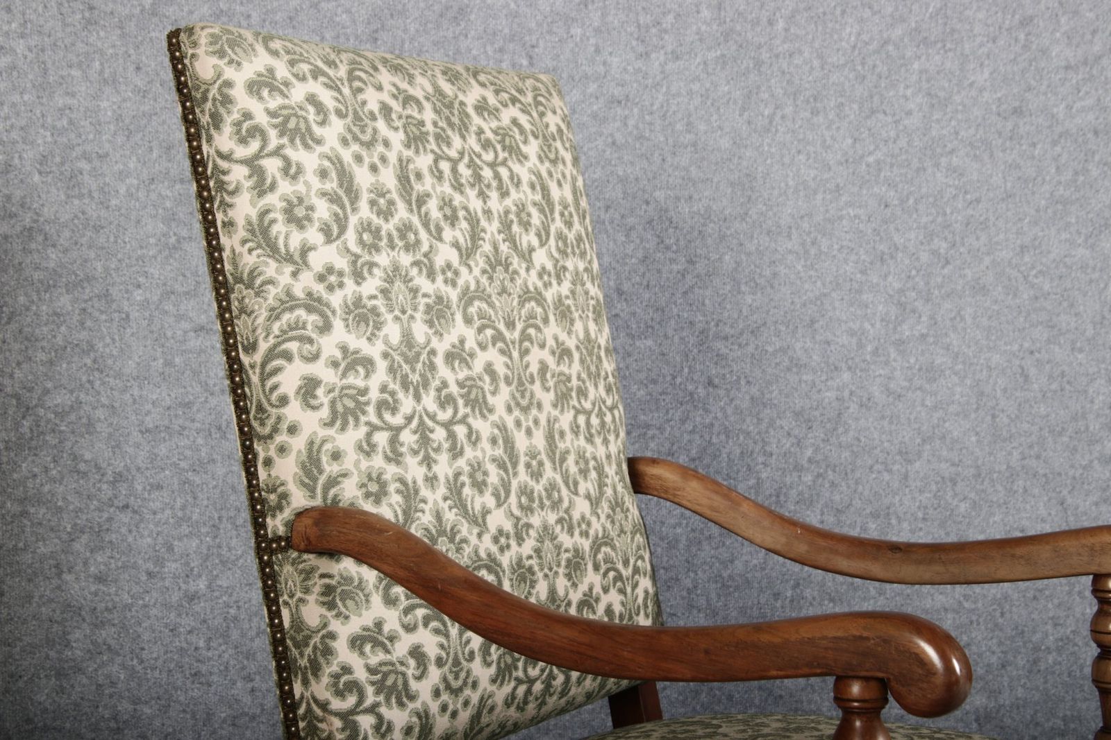 photo vinterior Antique Walnut Armchair, 19th Century